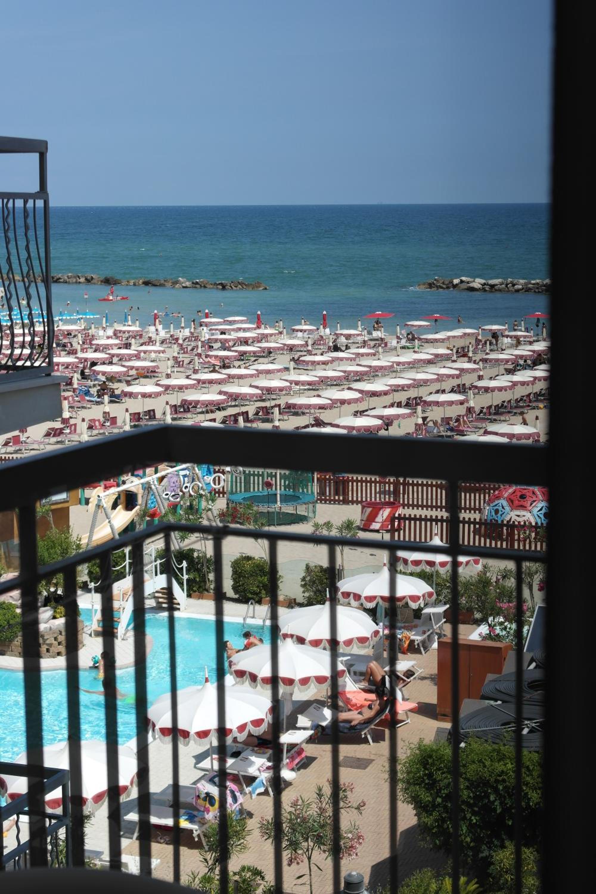 Double or Twin Room with Side Sea View - Photo 2