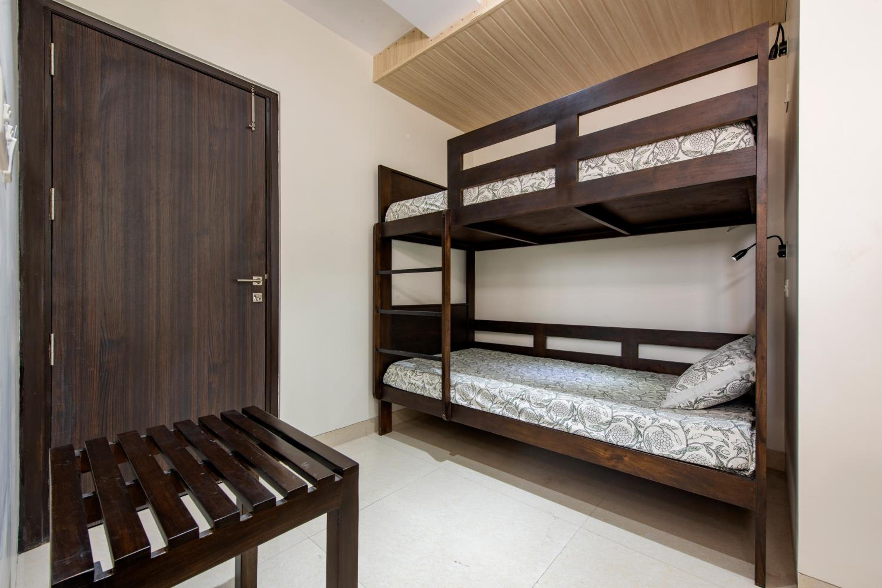 Quadruple Room with Private Bathroom - Photo 34
