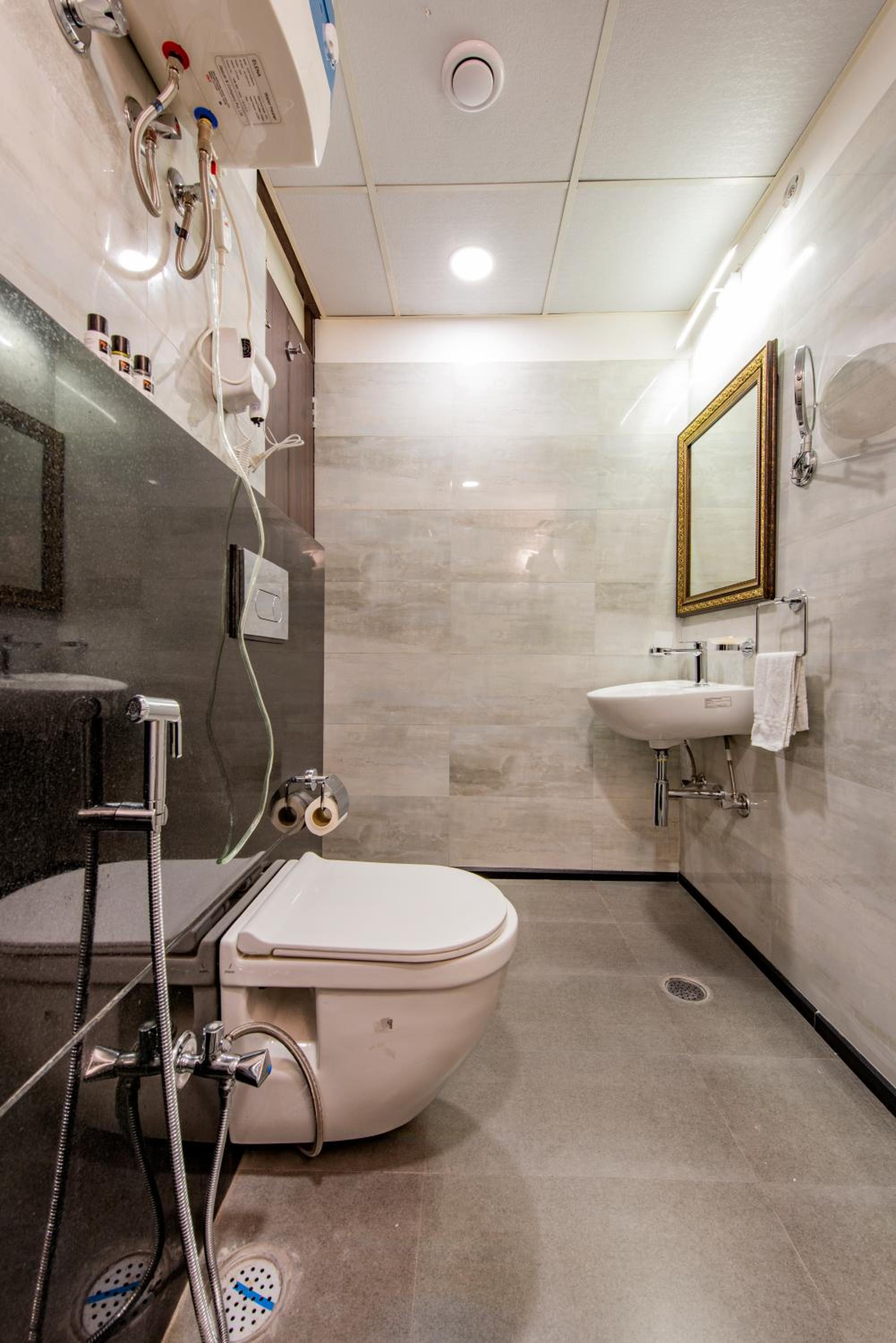Quadruple Room with Private Bathroom - Photo 25