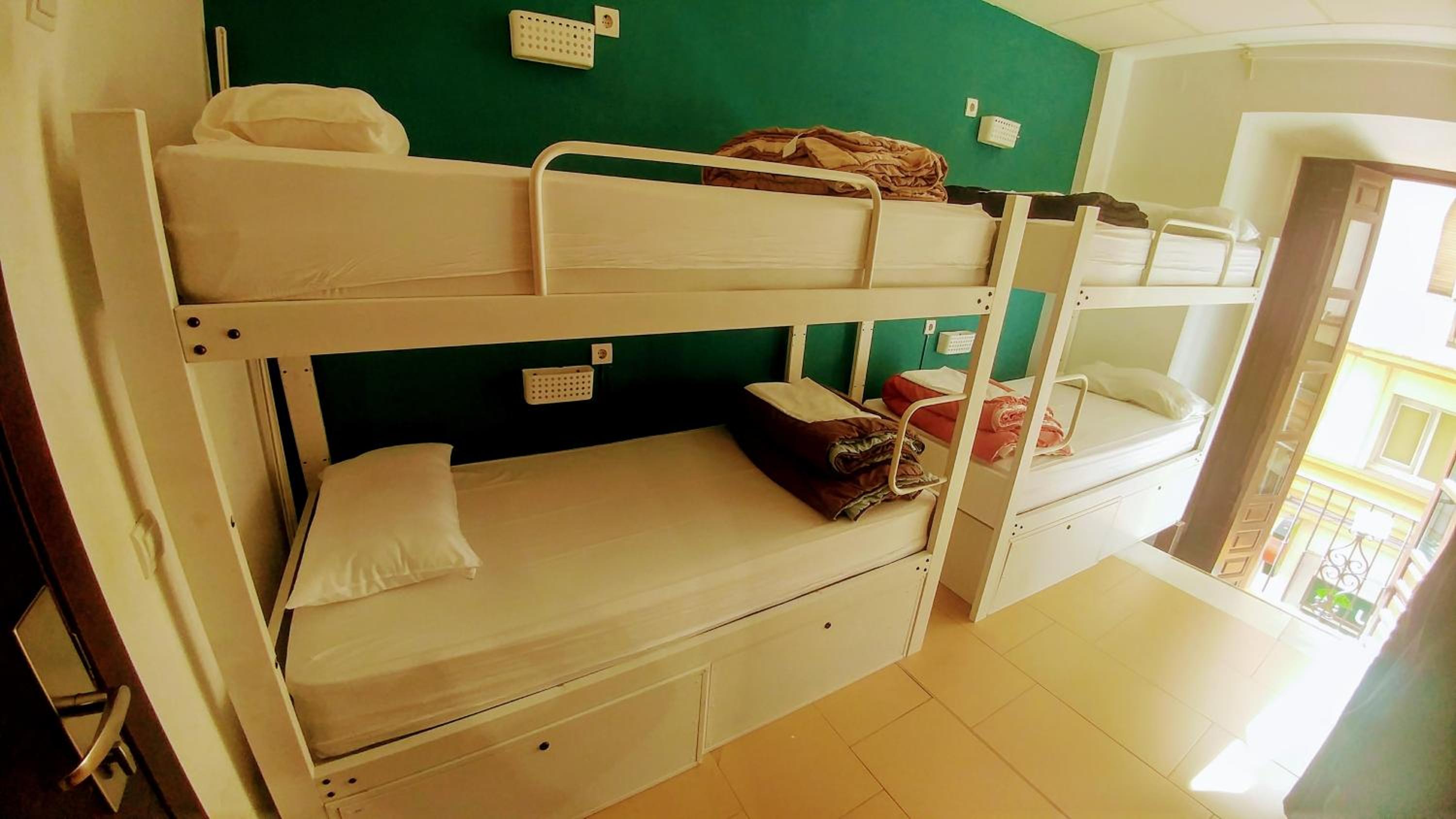 Cama en Habitación Compartida Femenina de 6 Camas