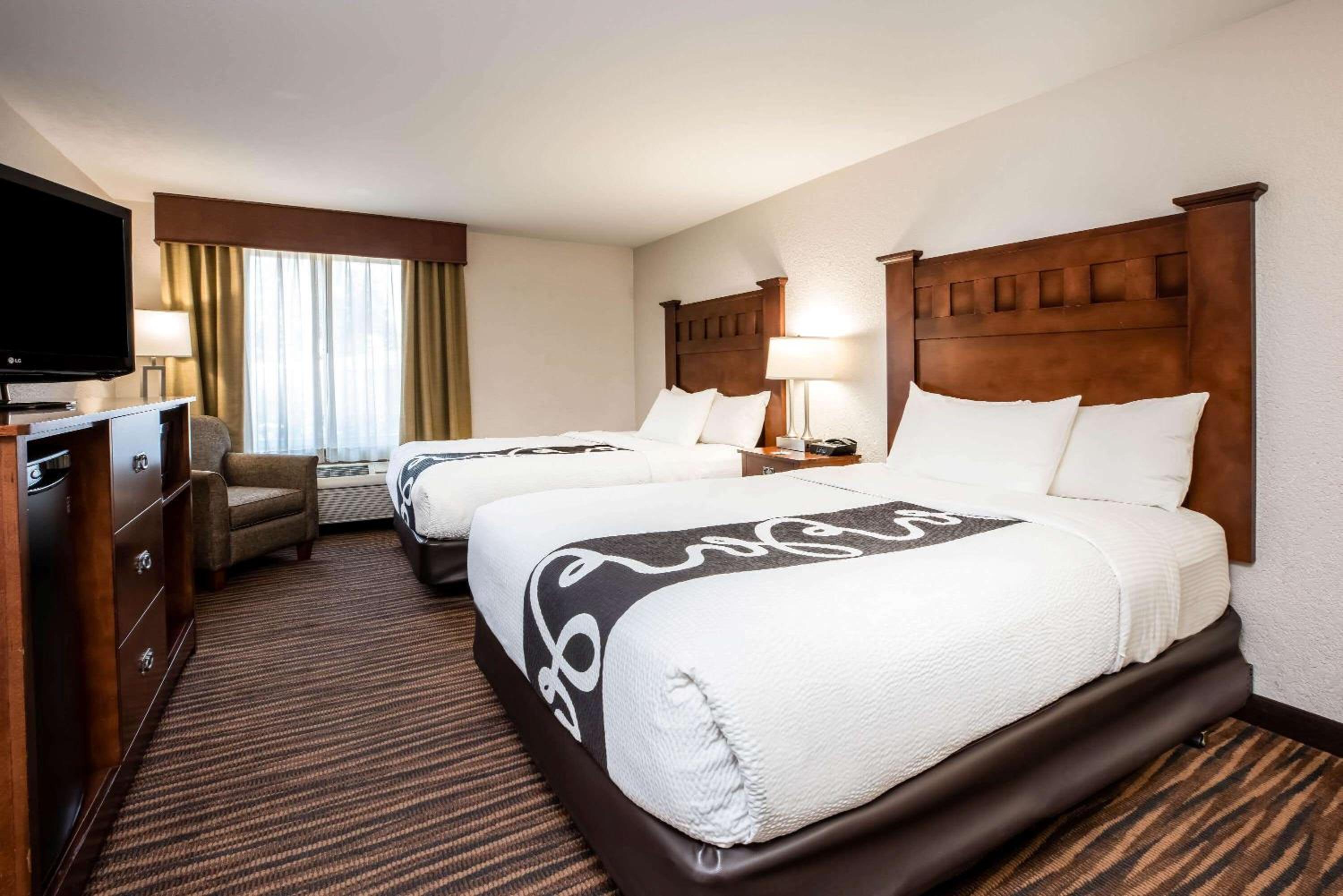 Deluxe Queen Room with Two Queen Beds - Photo 4
