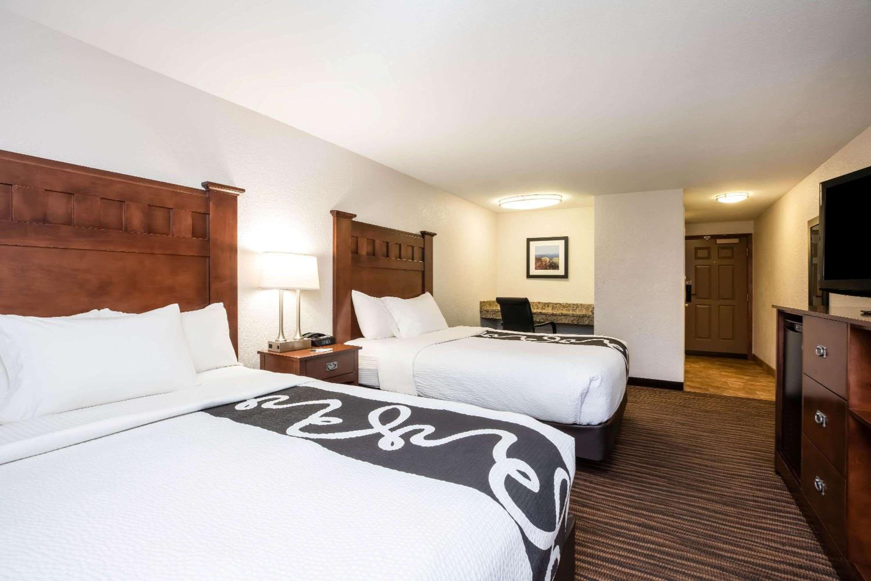 Deluxe Queen Room with Two Queen Beds - Photo 3