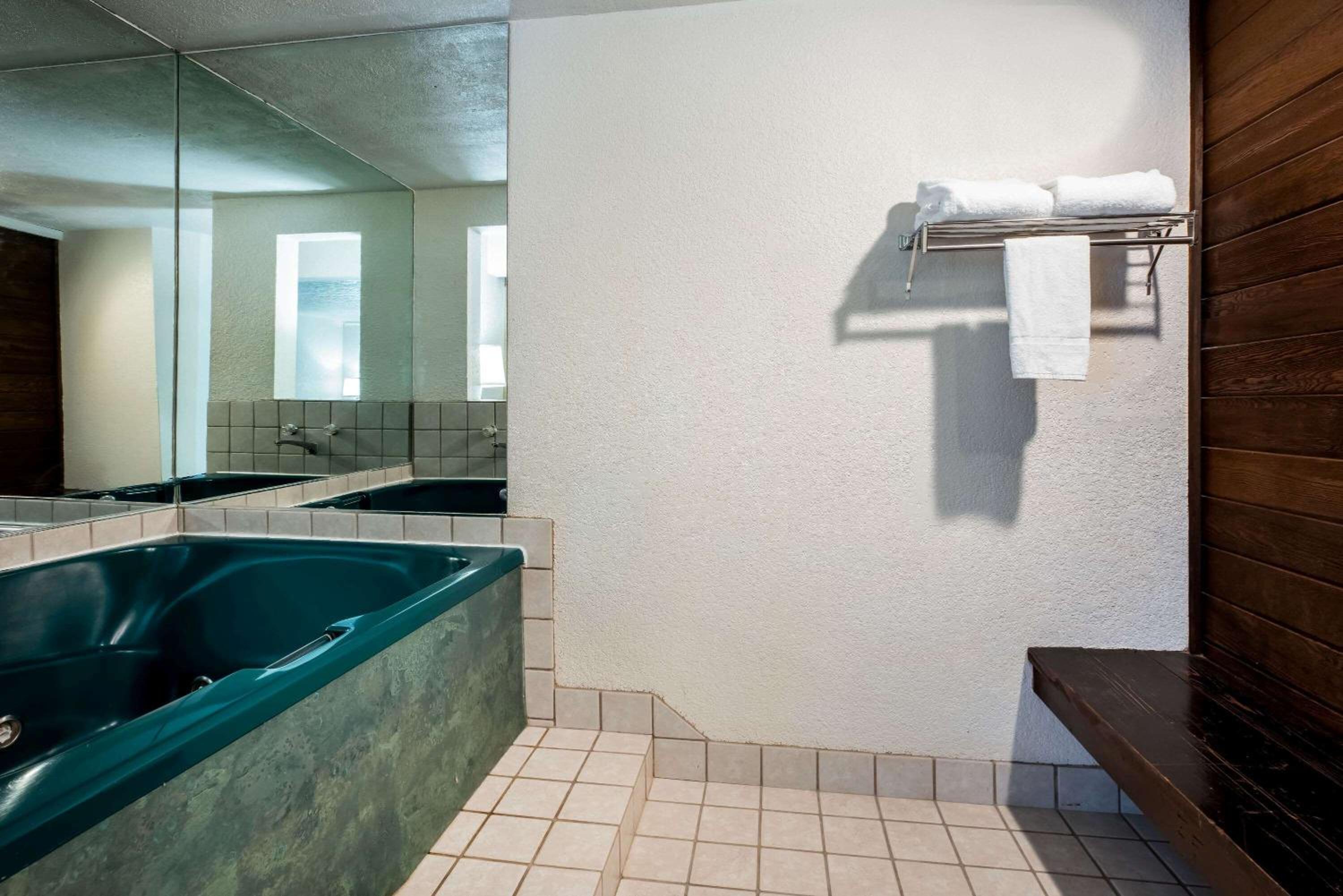 King Suite - Non-Smoking - Photo 2