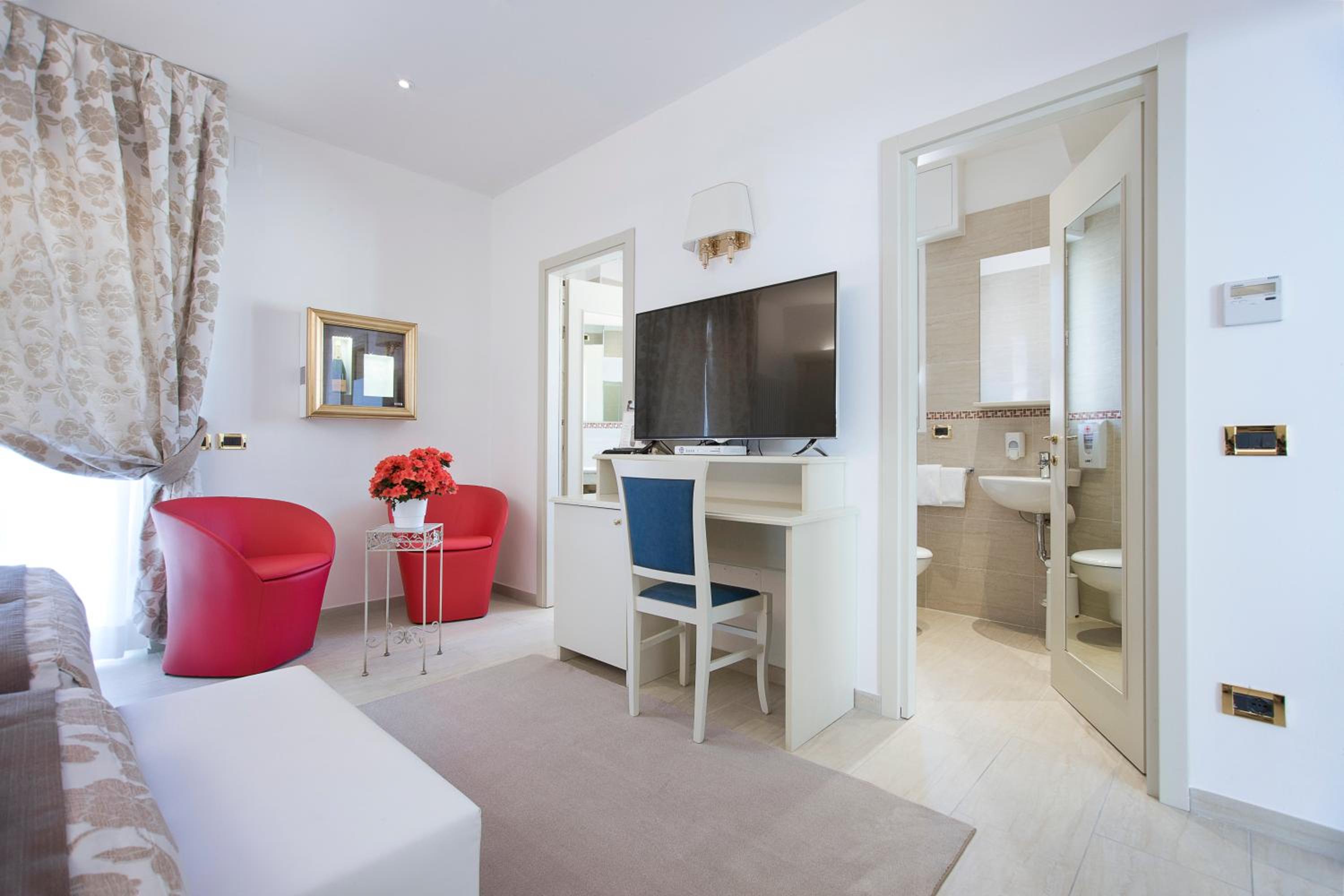 King Suite with Spa Bath photo 2