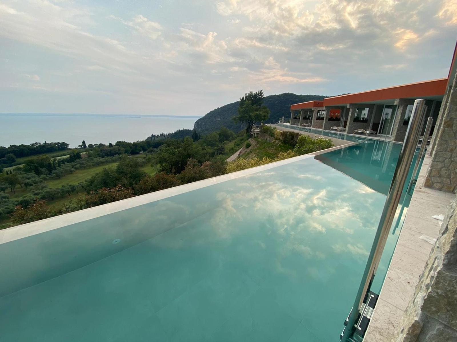 Suite with Infinity Pool - Photo 14