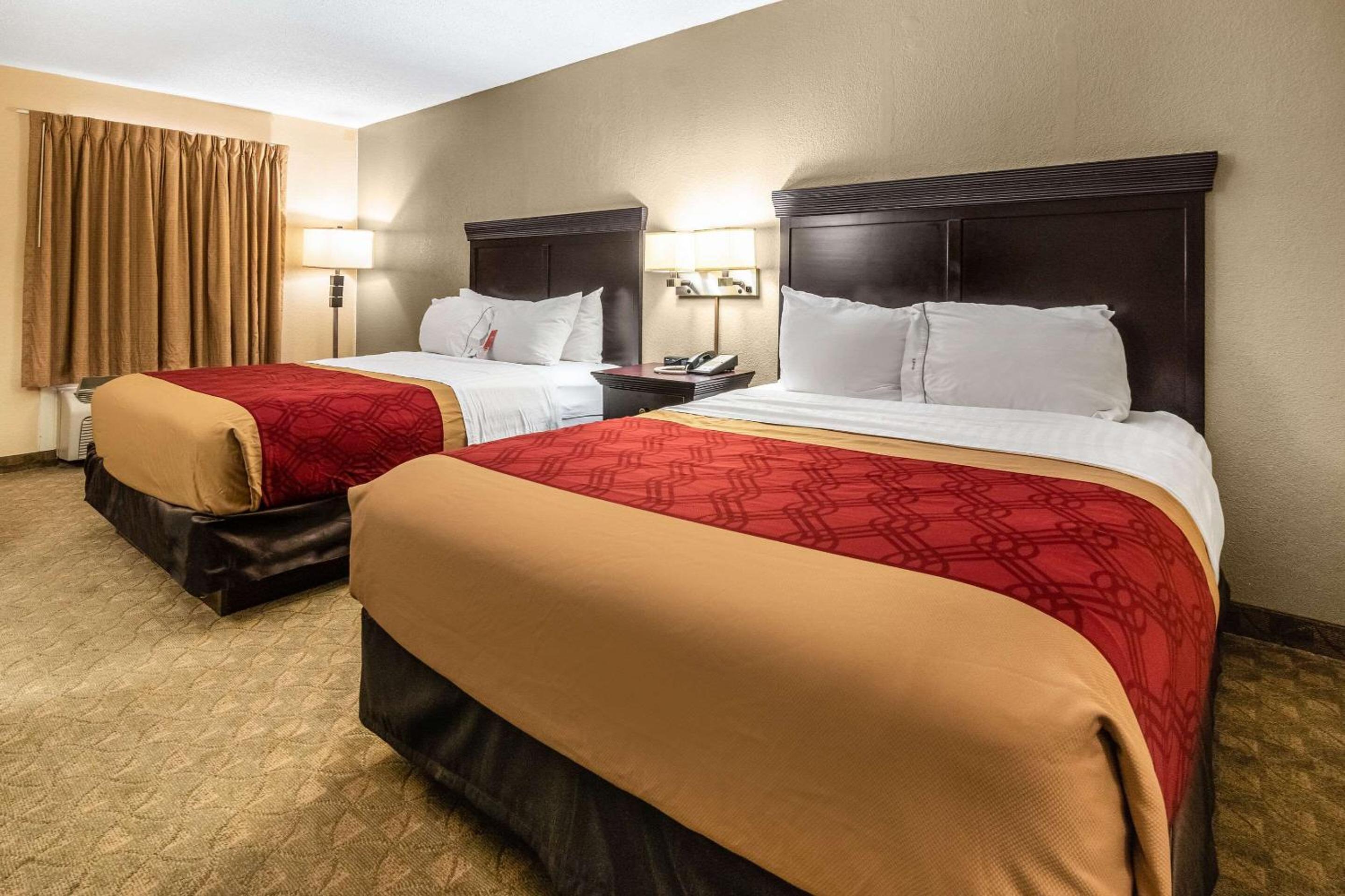 Queen Room with Two Queen Beds - Smoking - Photo 3