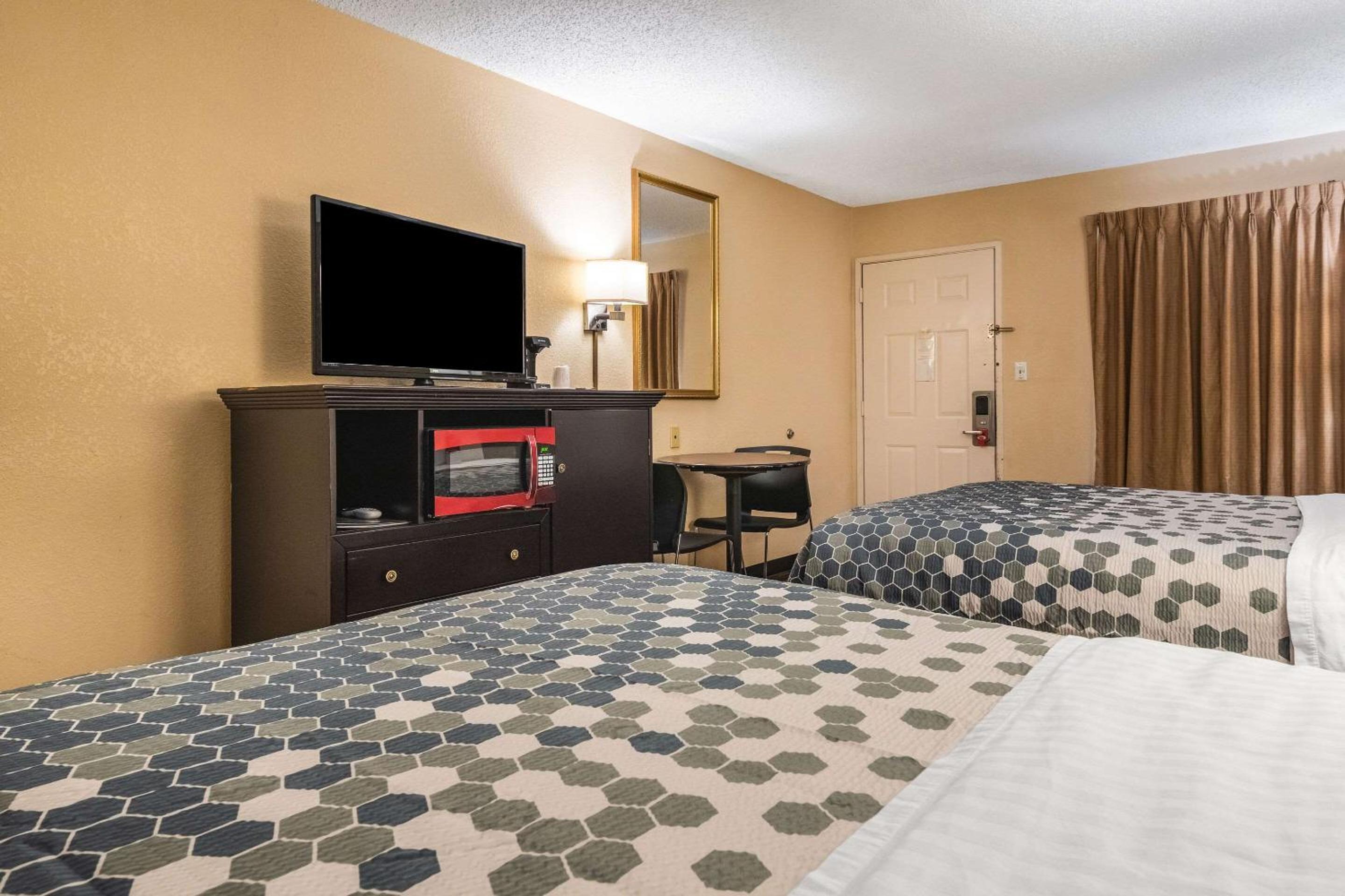 Queen Room with Two Queen Beds - Non-Smoking - Photo 3
