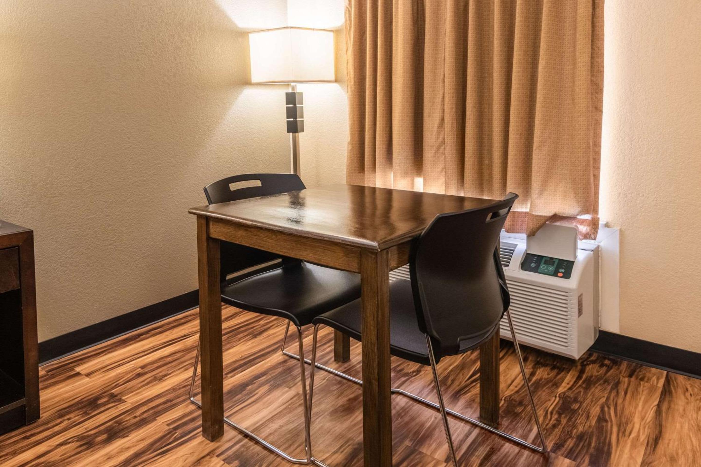 King Room - Non-Smoking - Photo 4
