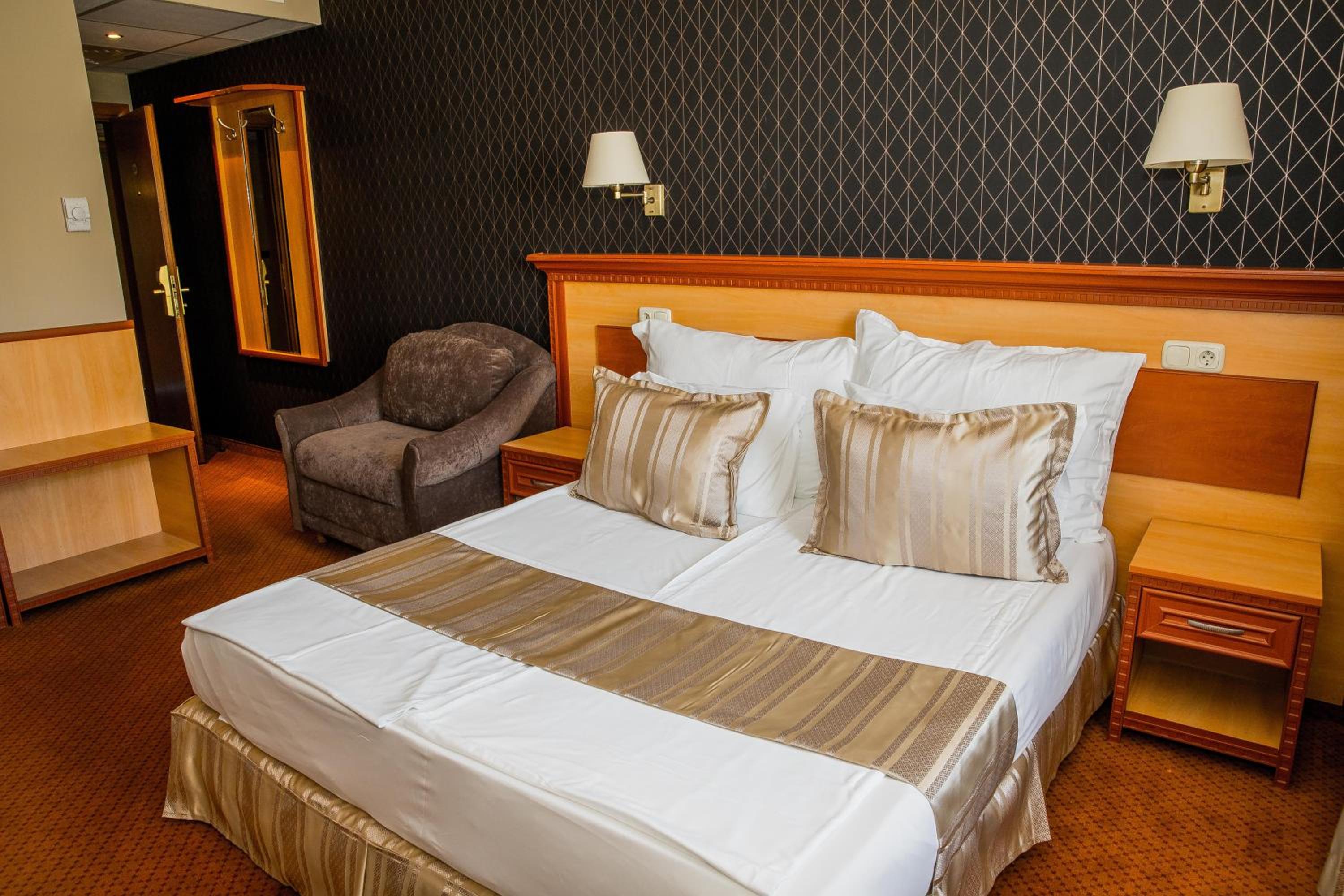 Double Room with Extra Bed photo 2