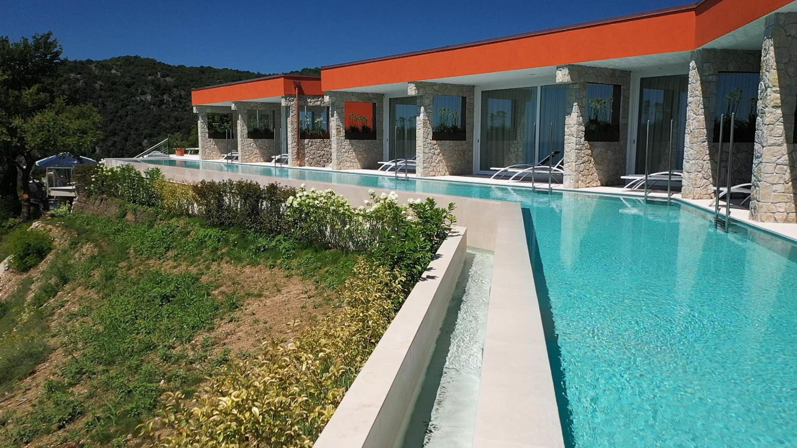 Suite with Infinity Pool - Photo 15