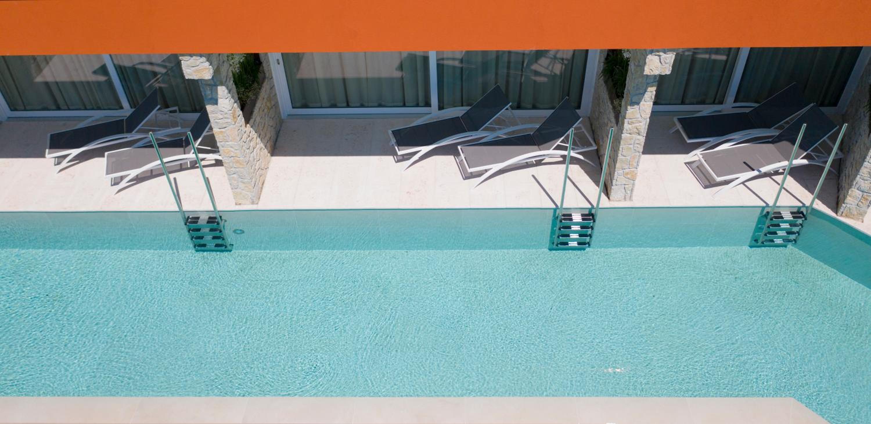 Suite with Infinity Pool - Photo 40