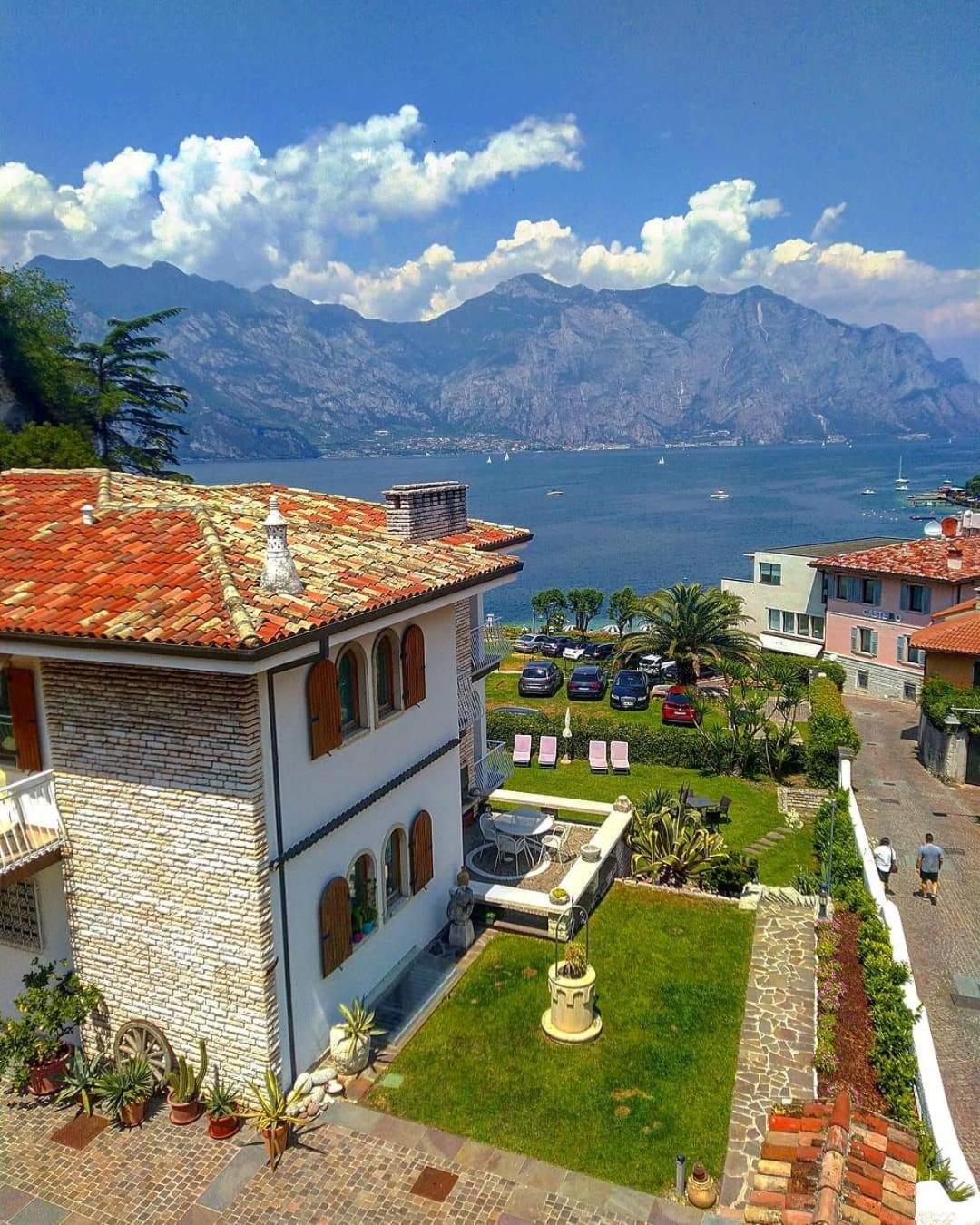 One-Bedroom Apartment with Lake View and Balcony photo 2