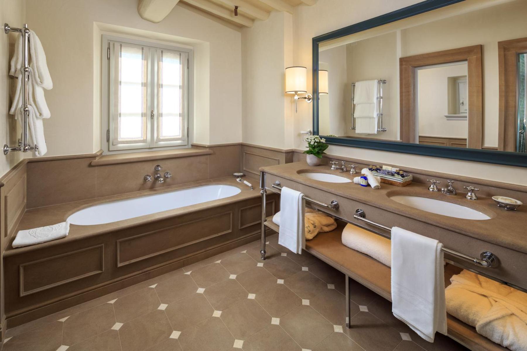 Deluxe Junior Suite photo 2