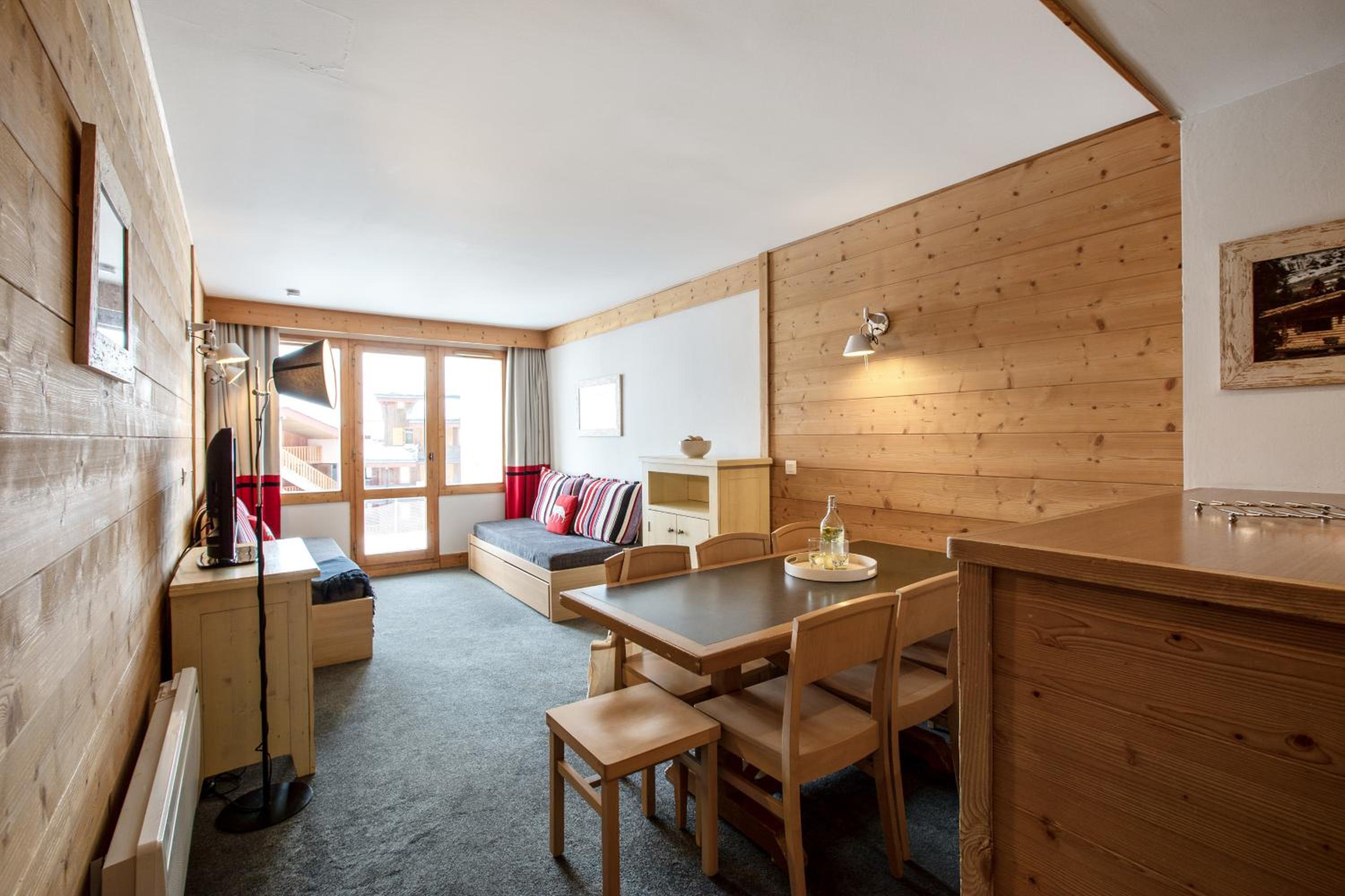 Two-Bedroom Apartment with Sleeping Alcove and Mountain View (7 People) - South Side photo 2