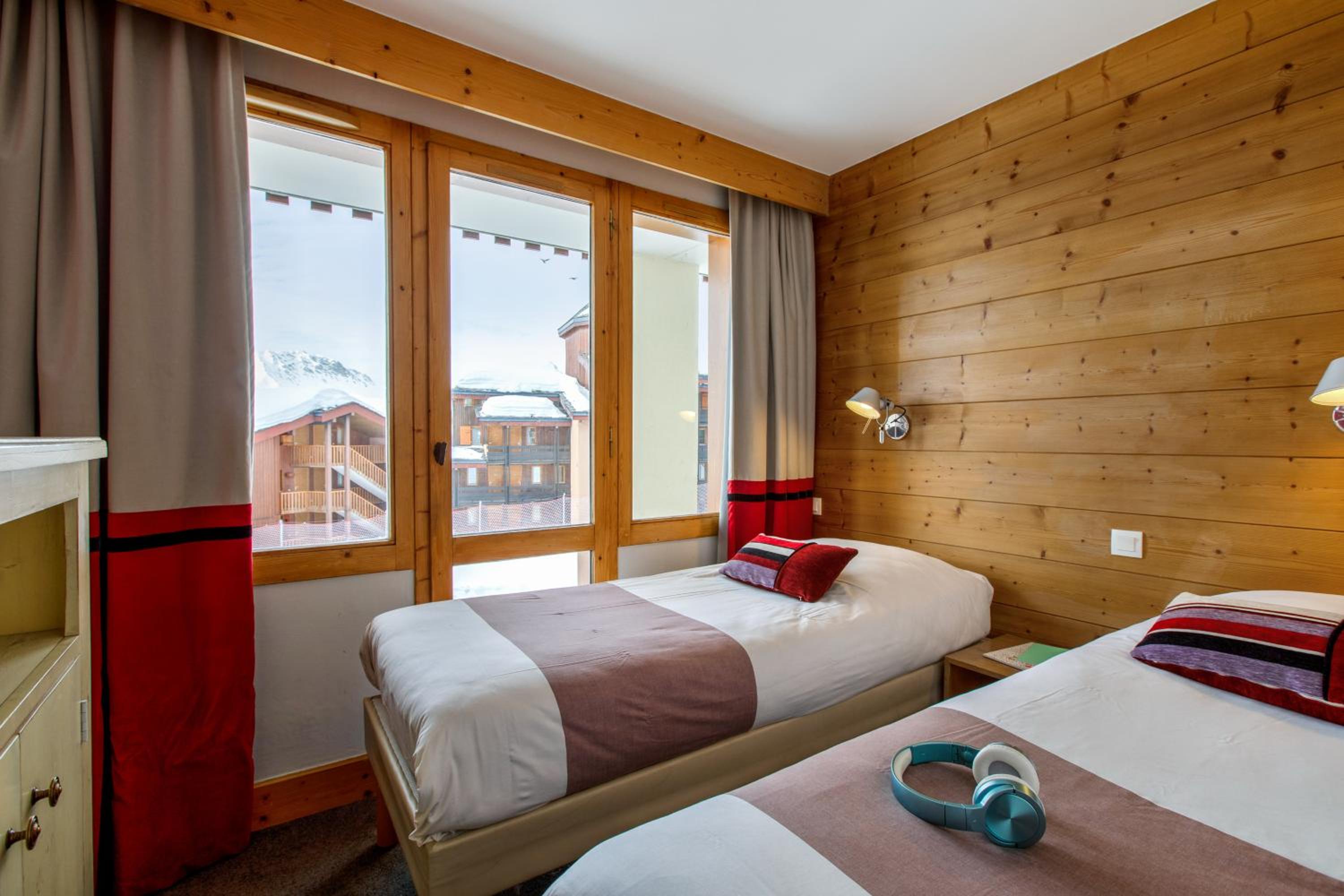 Two-Bedroom Apartment with Sleeping Alcove and Mountain View (7 People) - South Side photo 3