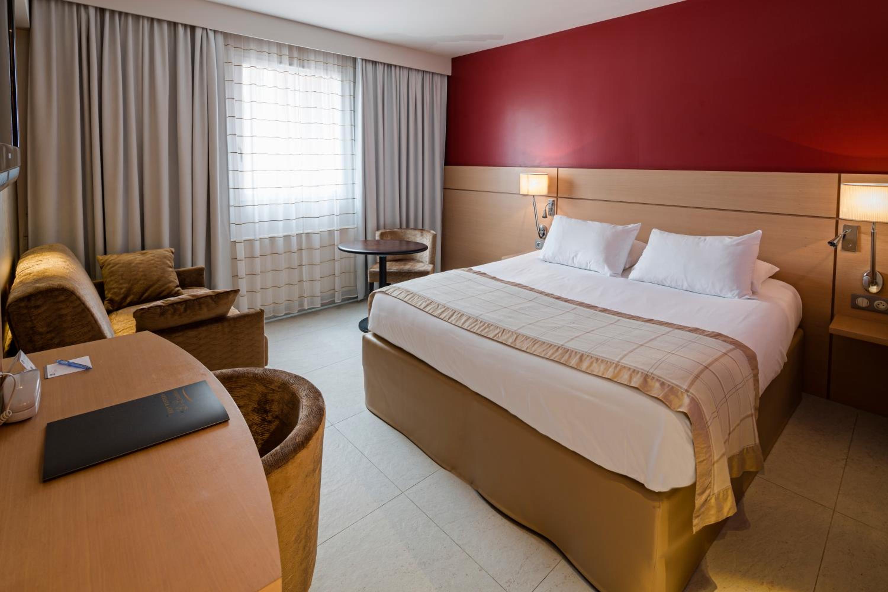 Small Triple Room with Queen Bed