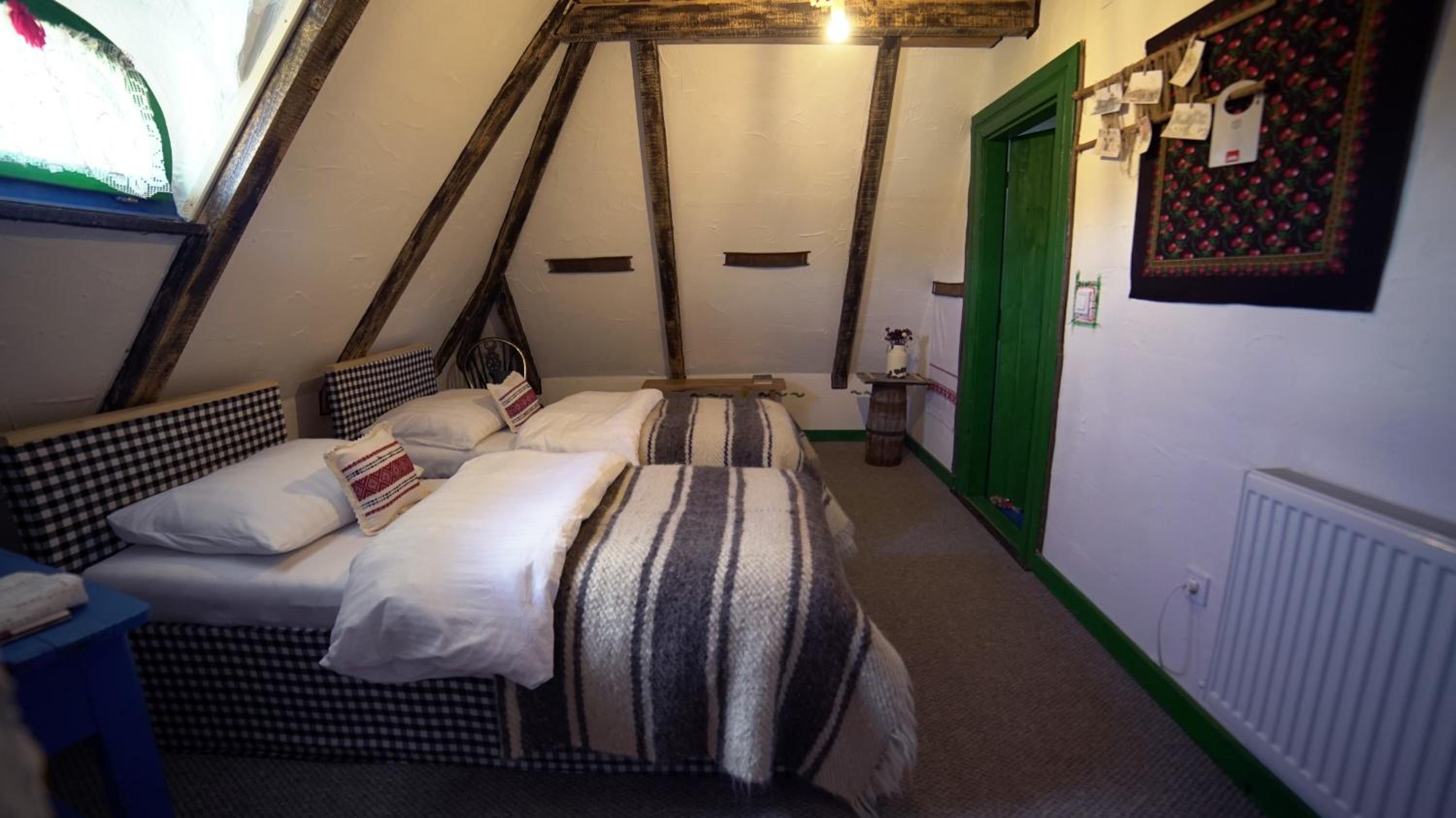 Double or Twin Room with Private Bathroom - Photo 5