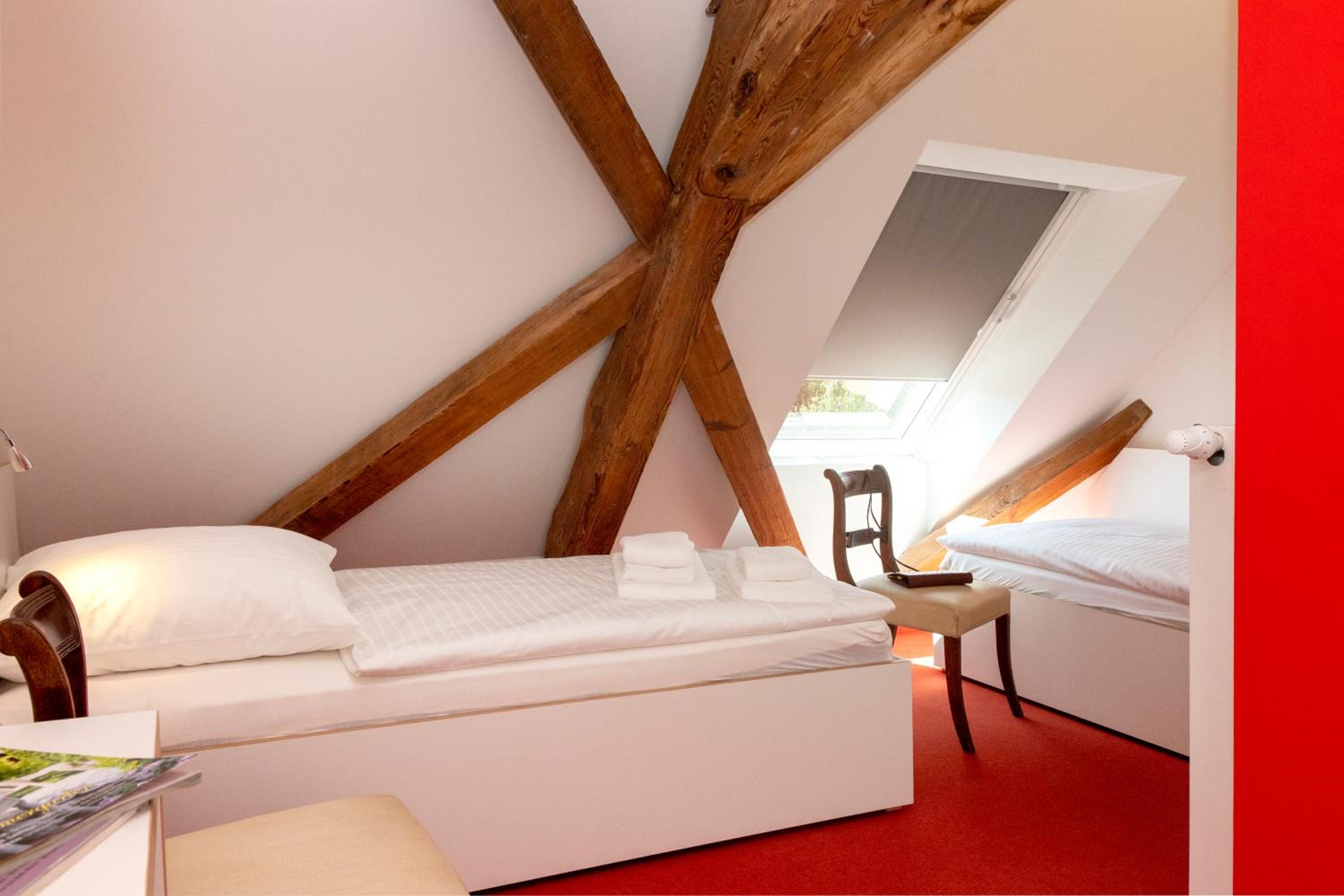 Twin Room - Photo 3