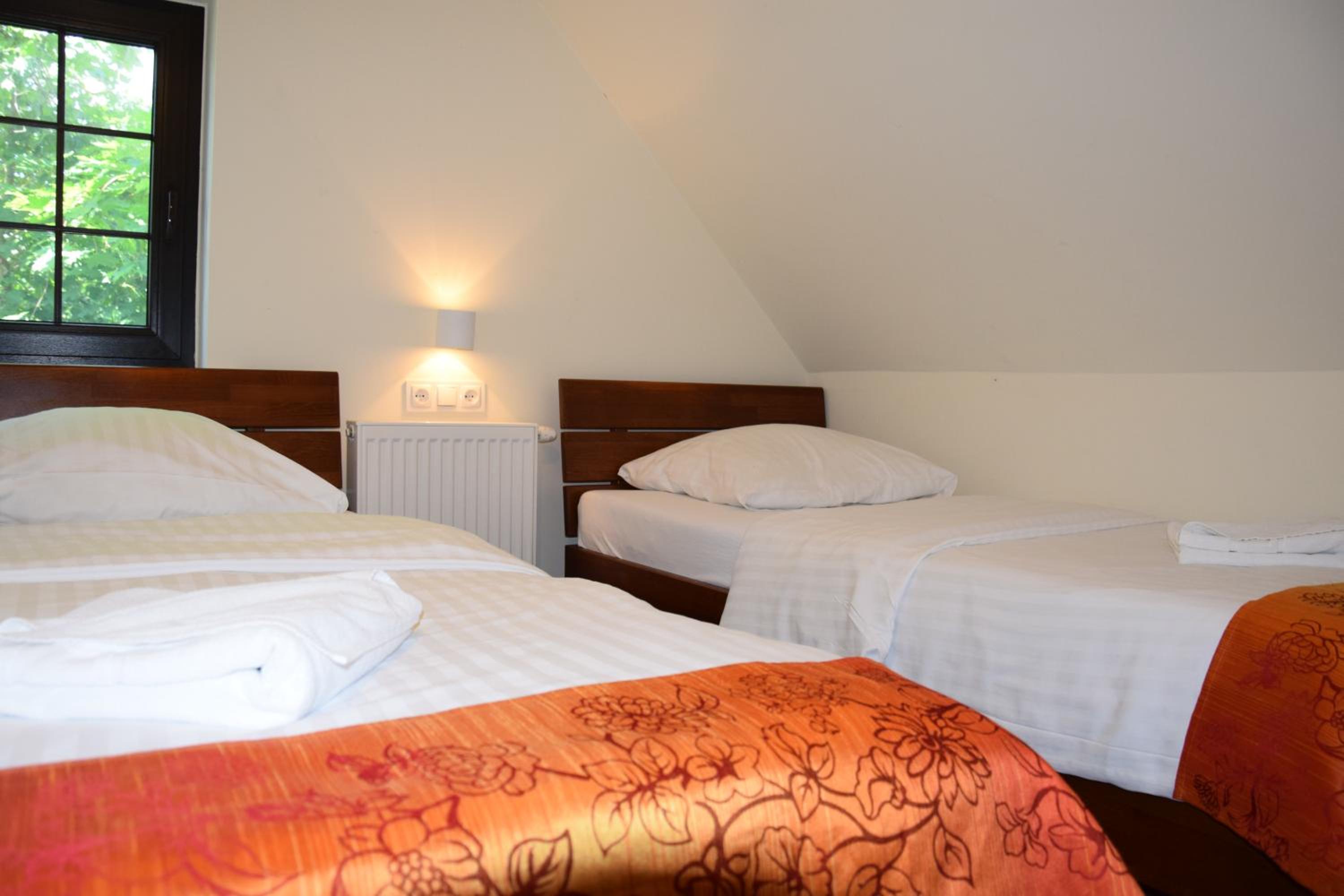Small Twin Room - Photo 4