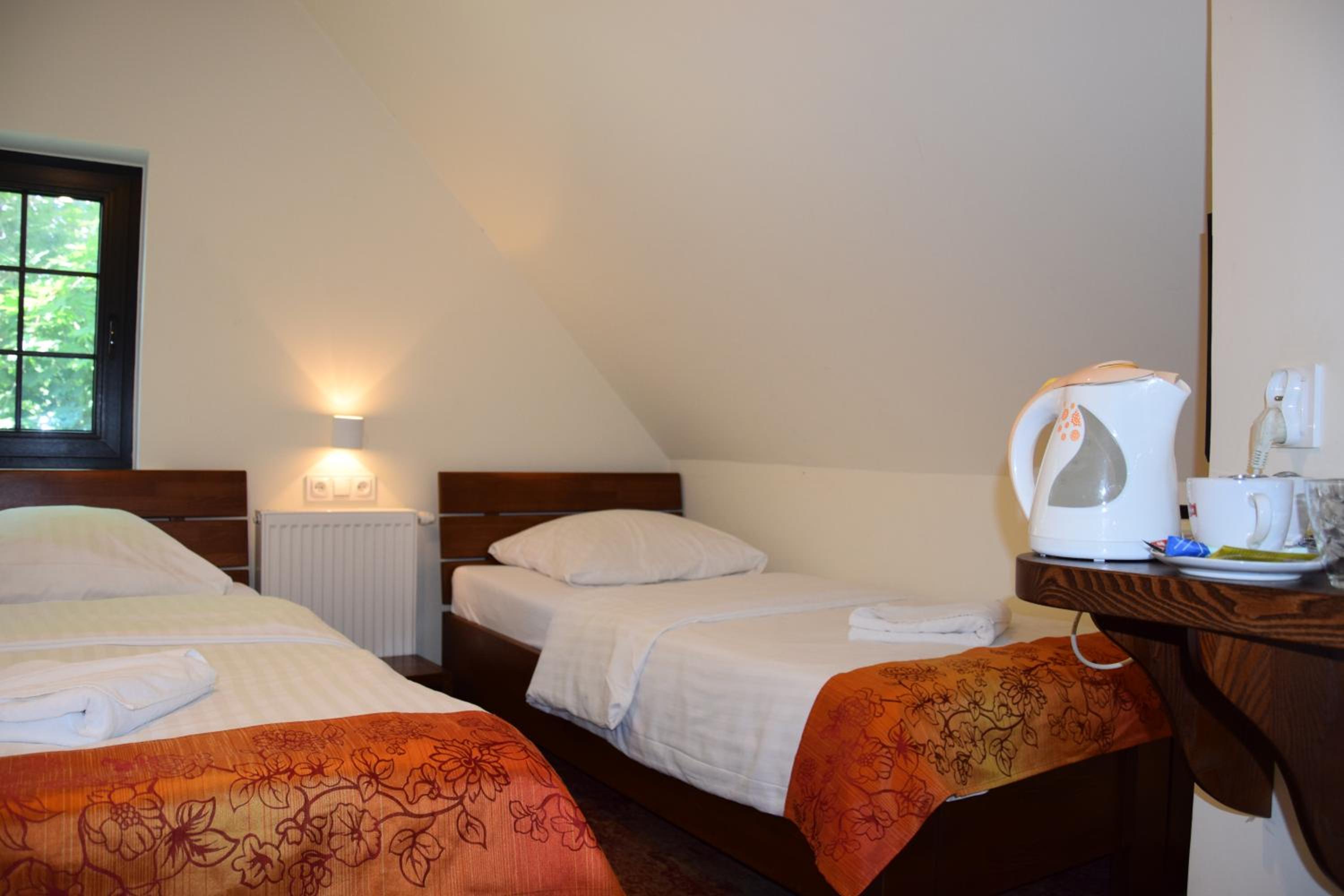 Small Twin Room - Photo 5
