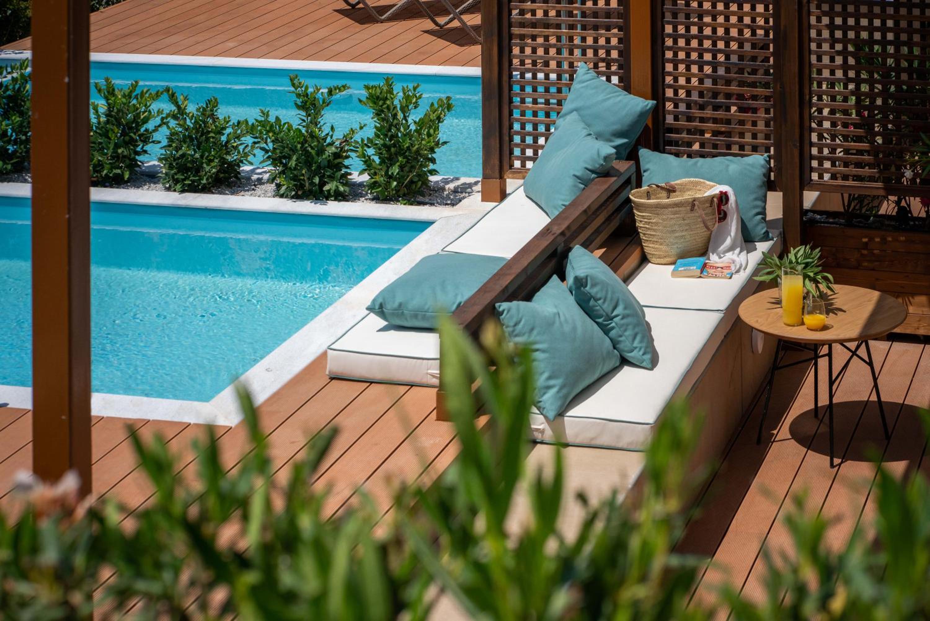 Family Bungalow with Private Pool - Photo 6