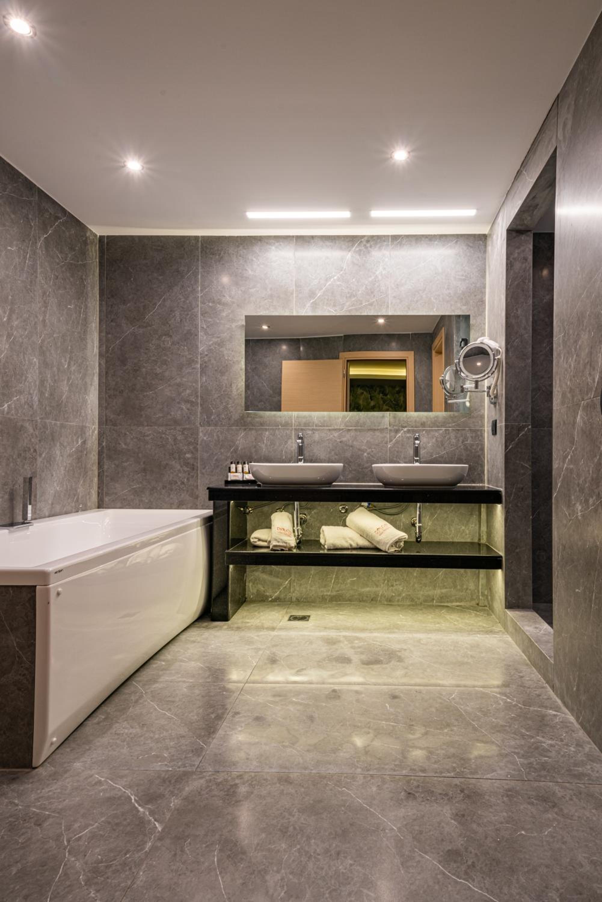 Family Bungalow with Private Pool - Photo 3