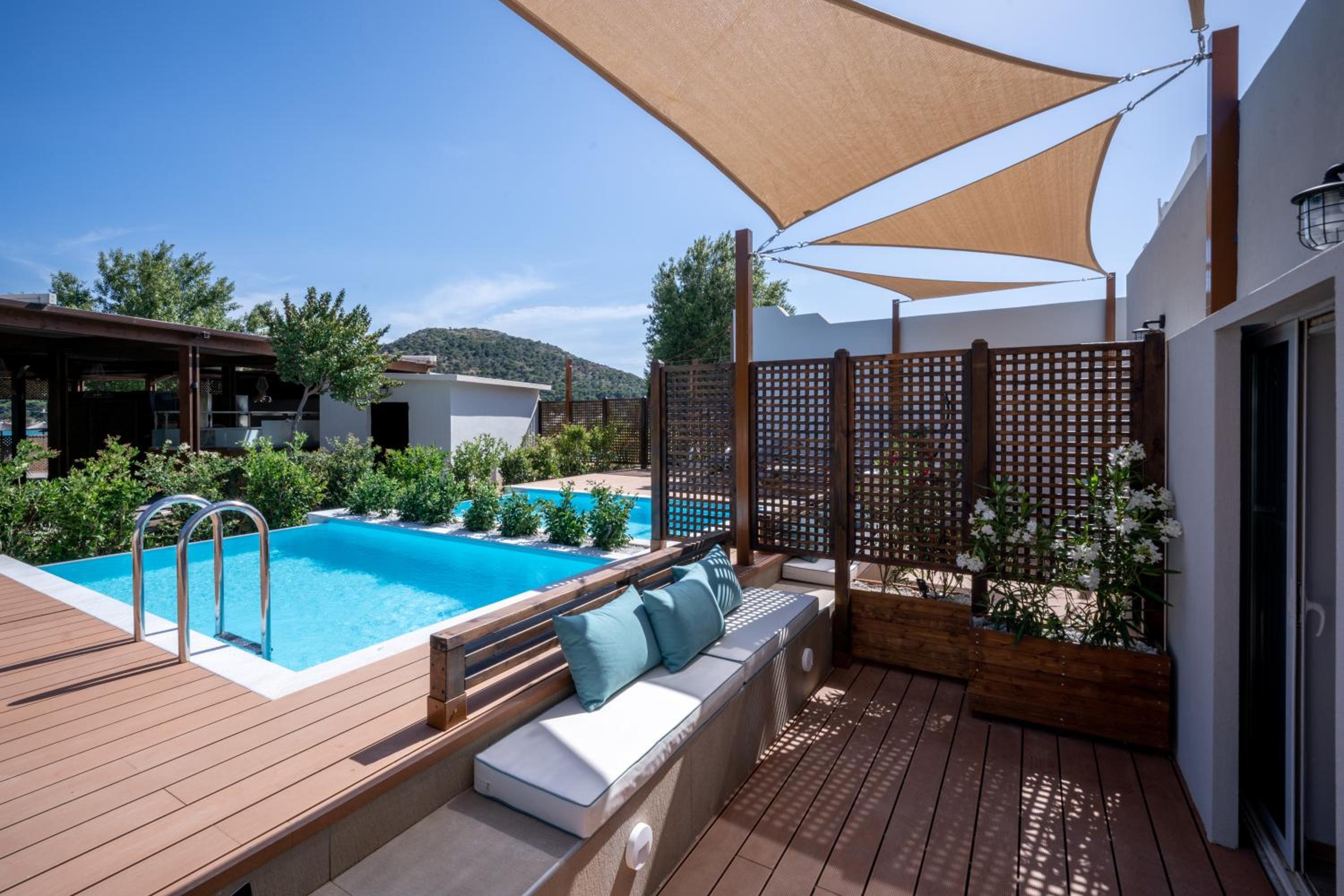 Family Bungalow with Private Pool - Photo 5