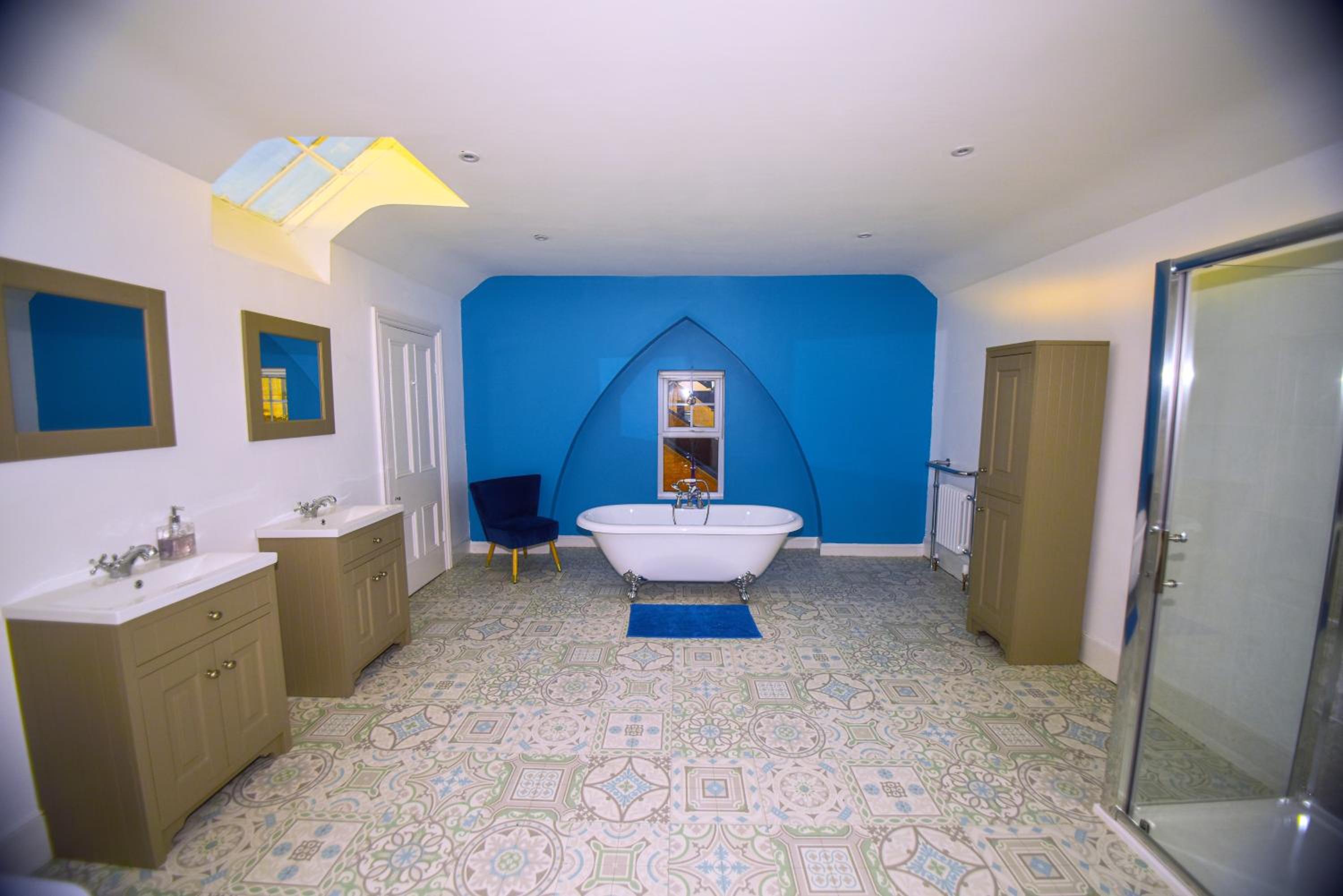 Five-Bedroom House photo 2
