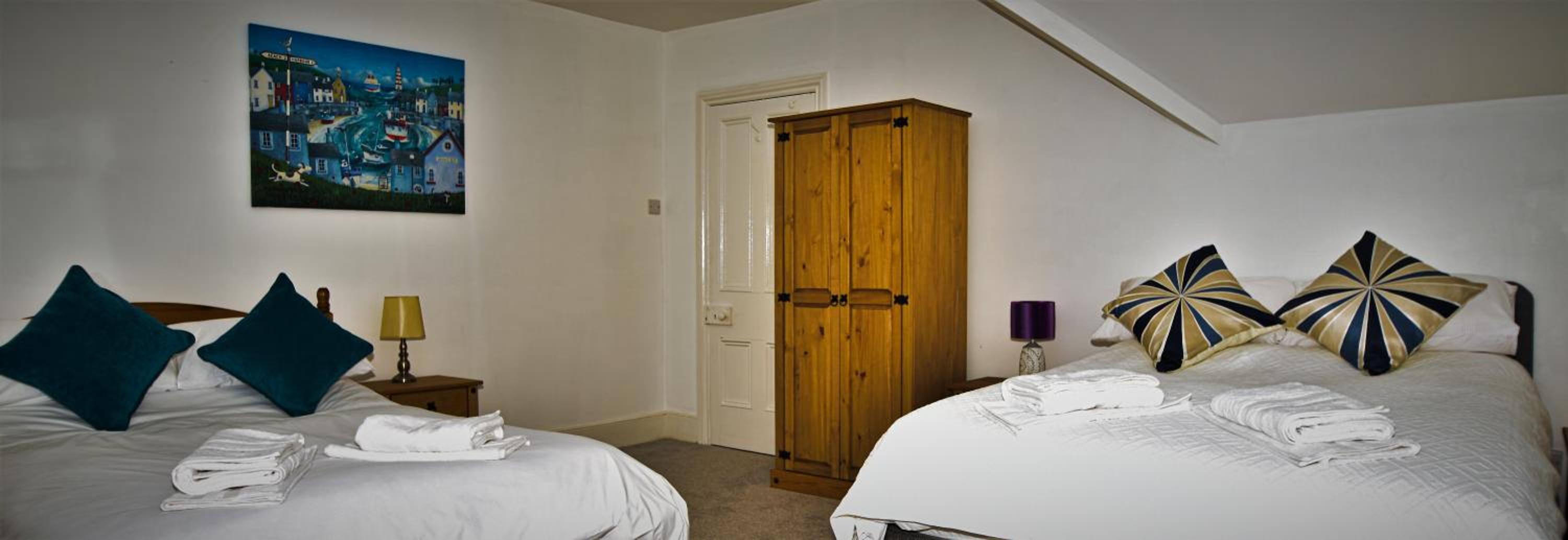 Five-Bedroom House photo 1