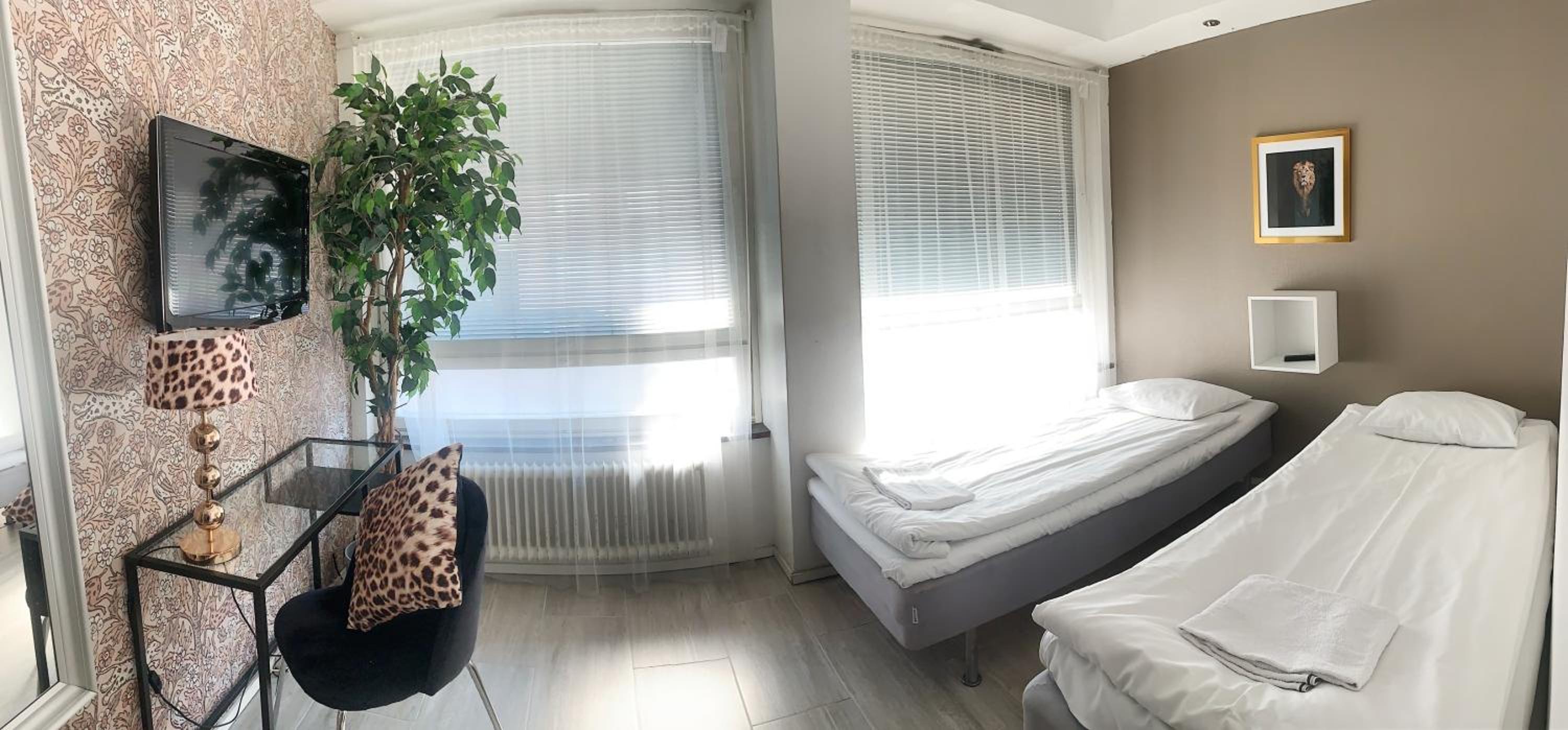 Double or Twin Room with Private Bathroom - Photo 2