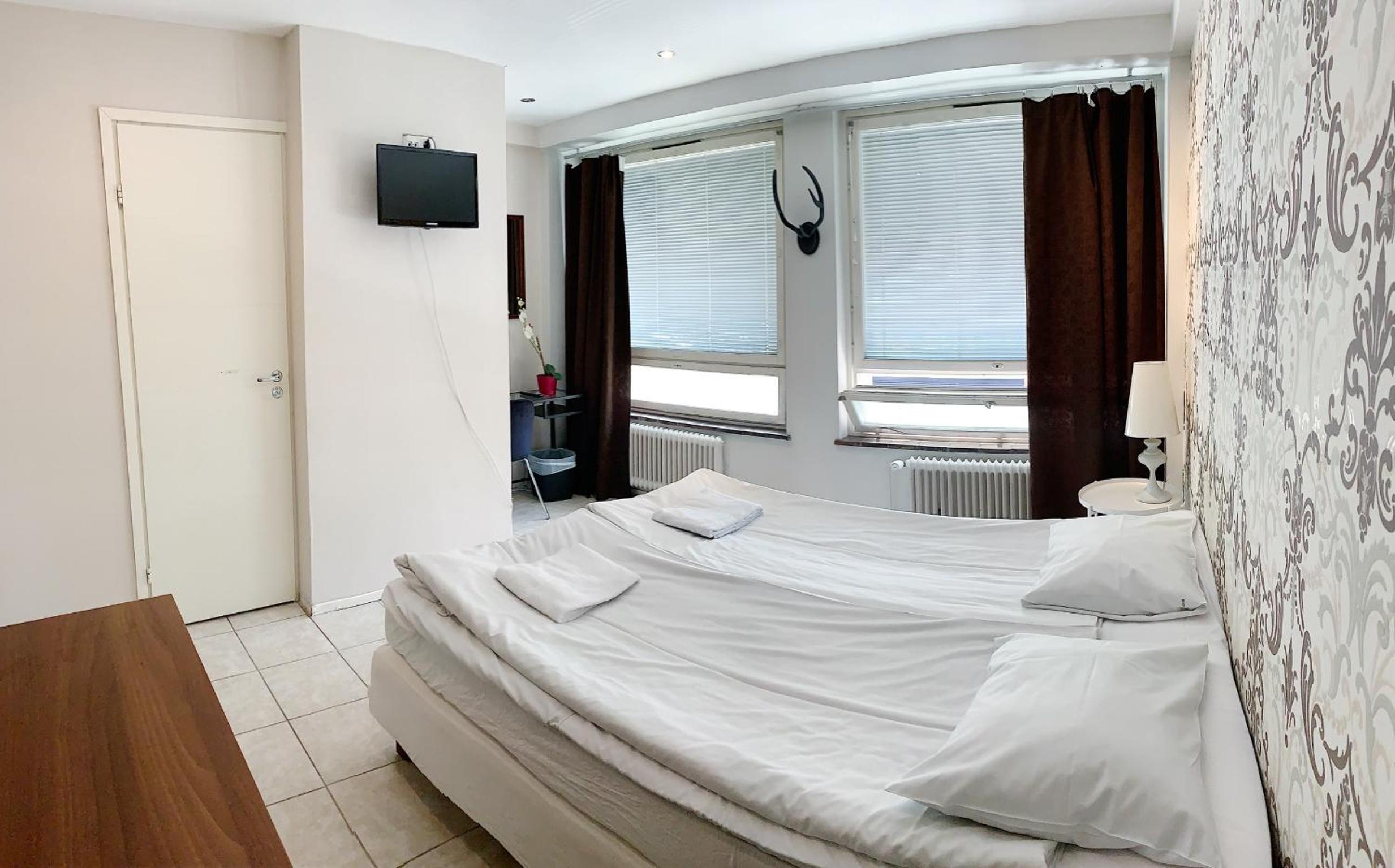 Double or Twin Room with Private Bathroom - Photo 5