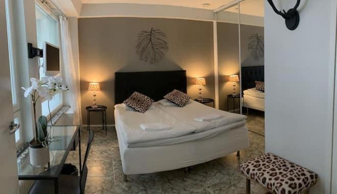 Double or Twin Room with Private Bathroom - Photo 7