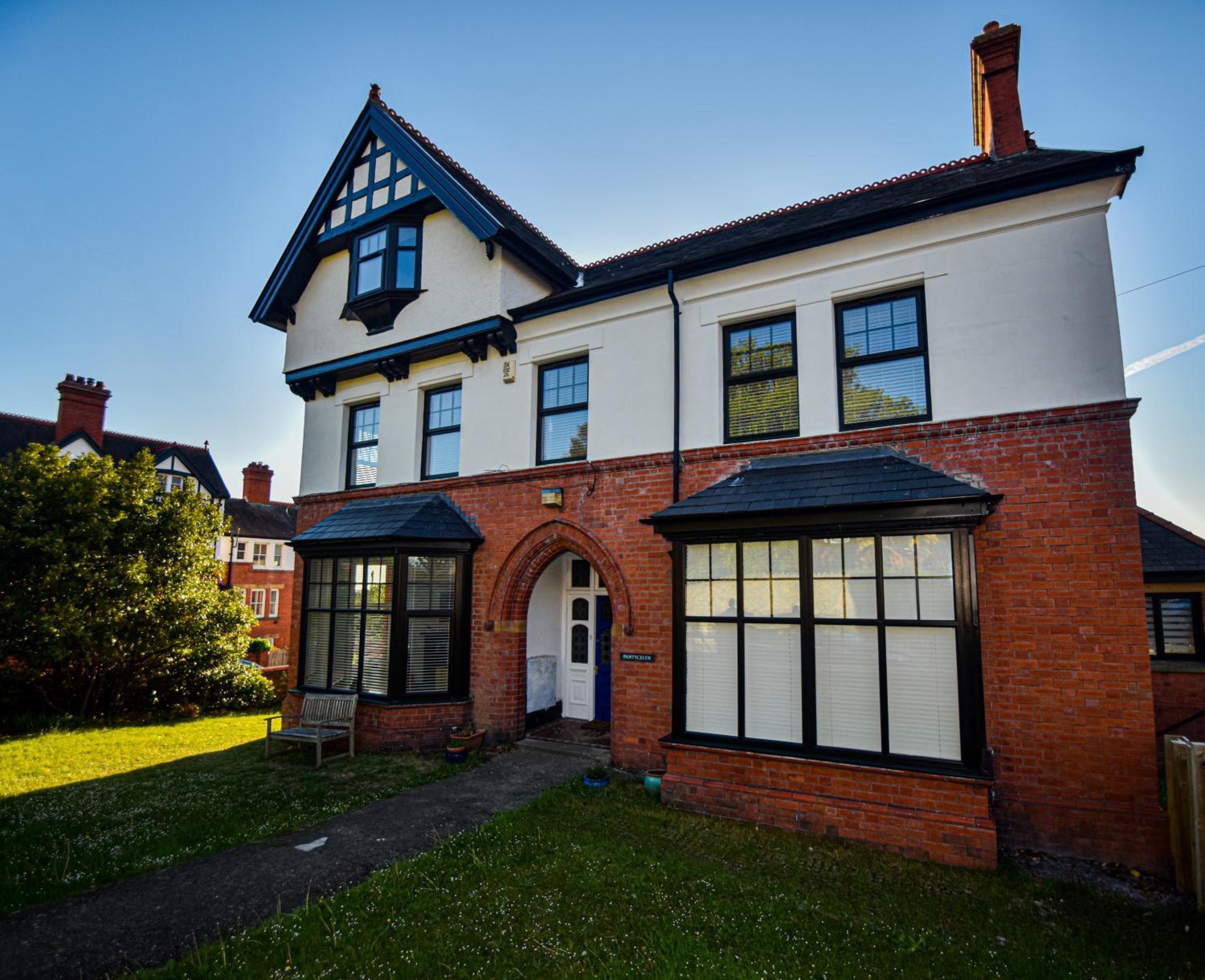 Five-Bedroom House photo 3