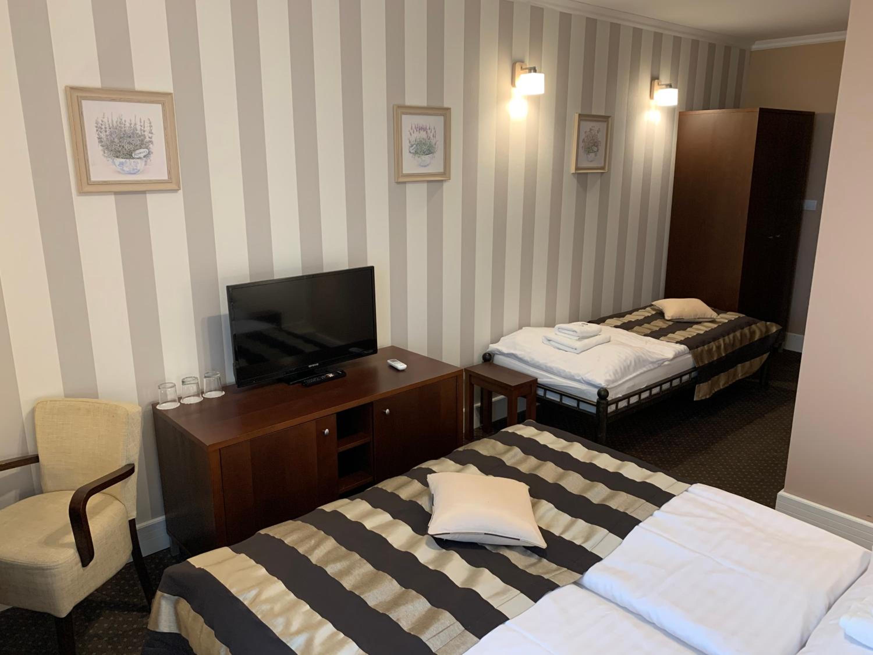 Triple Room with Private Bathroom - Photo 2