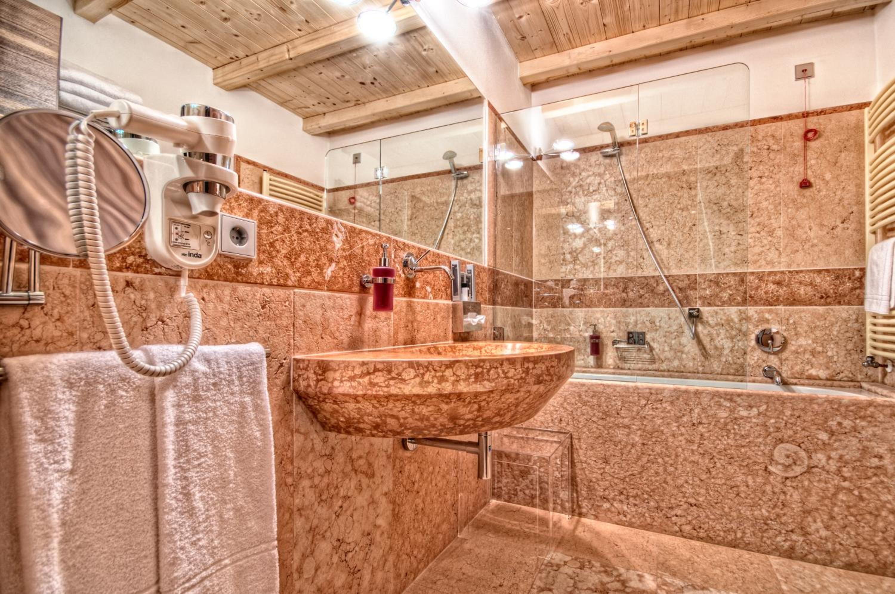 Junior Suite with Spa Access - Photo 4
