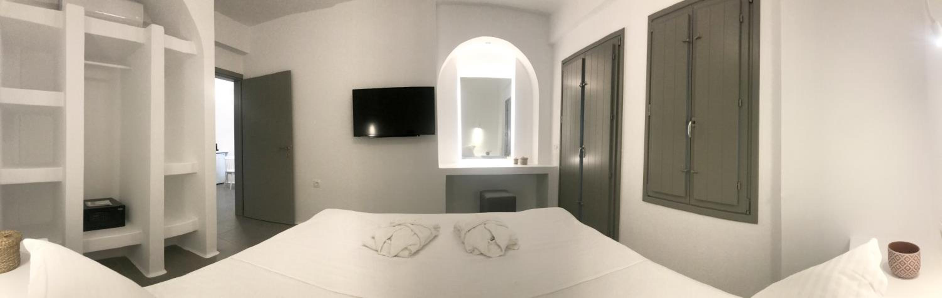 Suite with Hot Tub - Photo 9