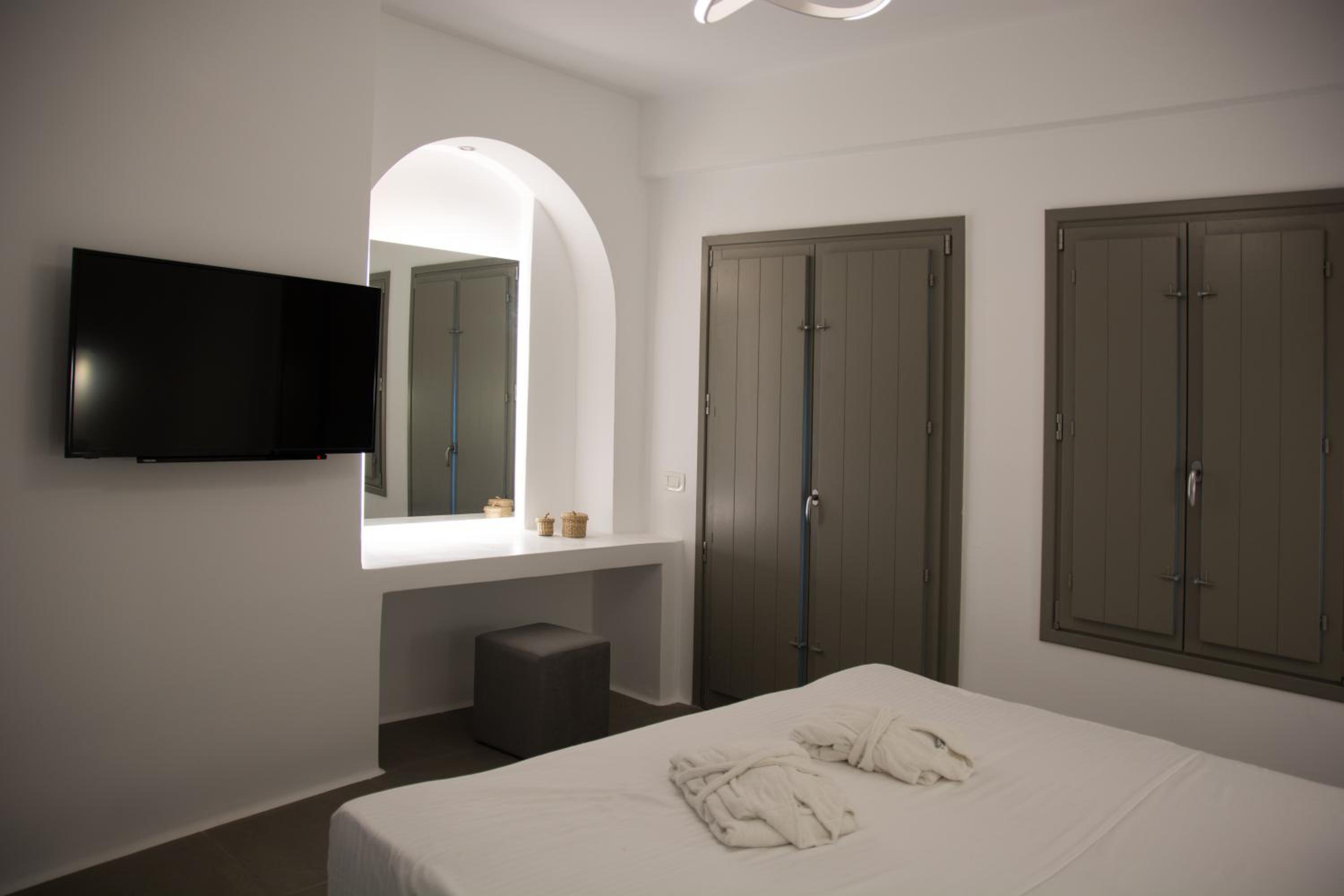Suite with Hot Tub - Photo 8