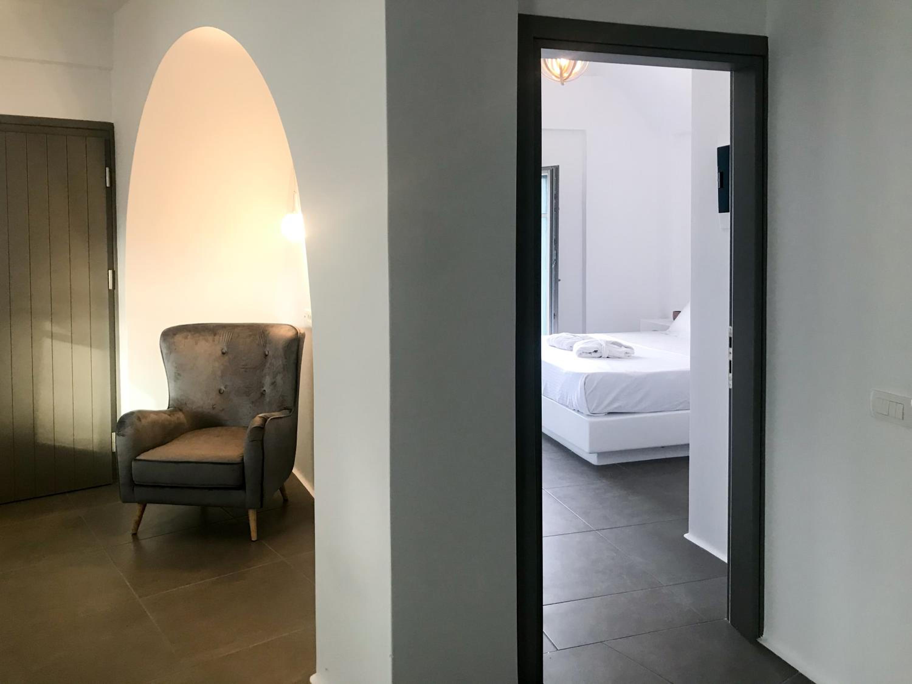 Suite with Hot Tub - Photo 1