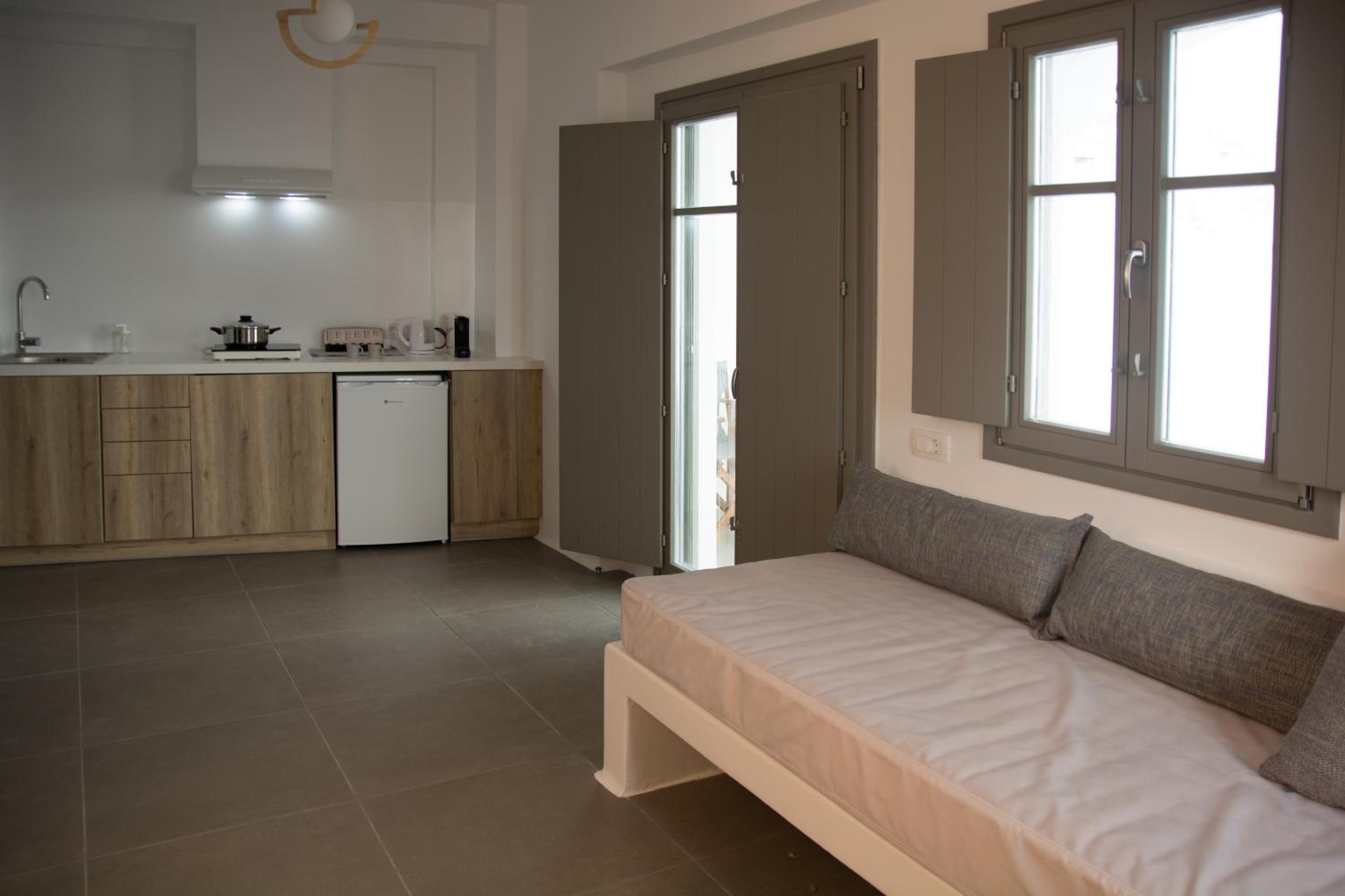 Suite with Hot Tub - Photo 4