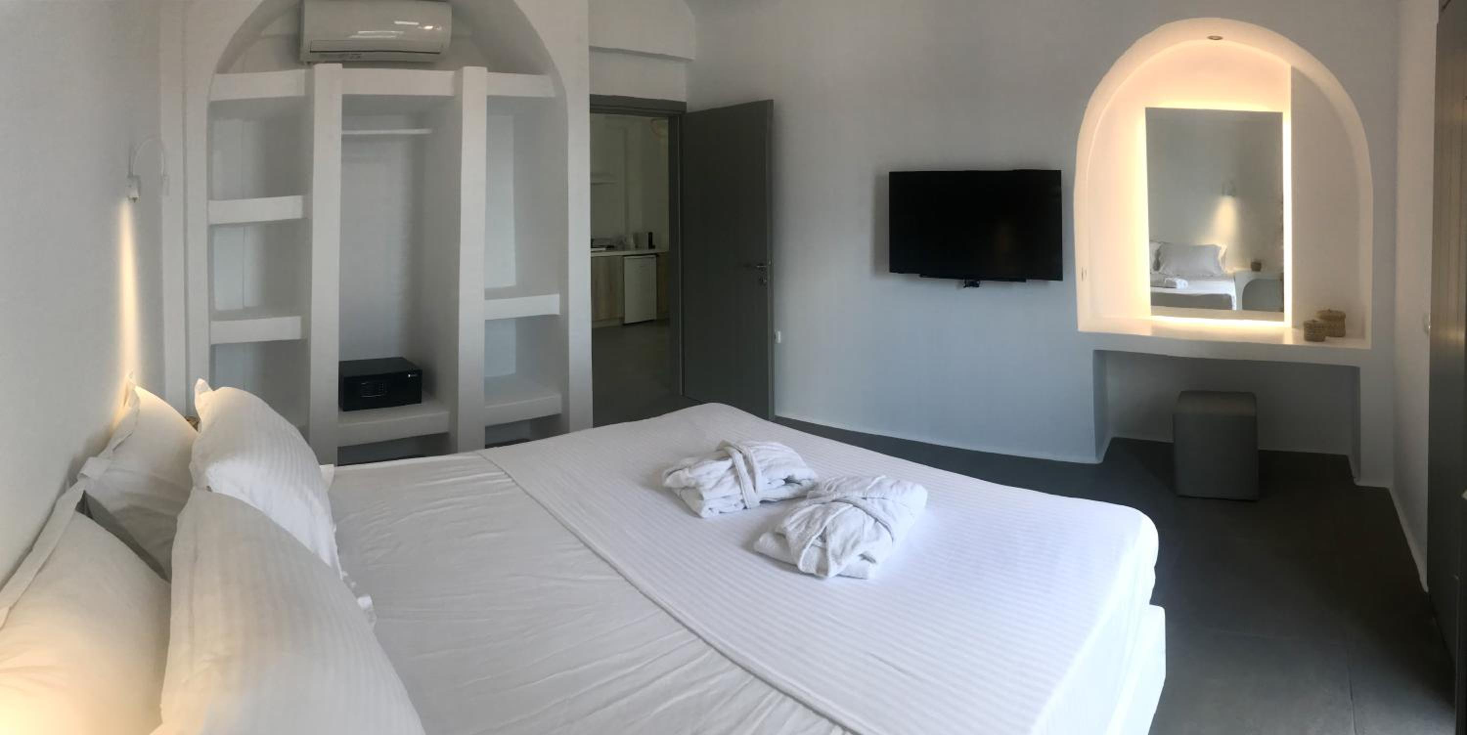 Suite with Hot Tub - Photo 6