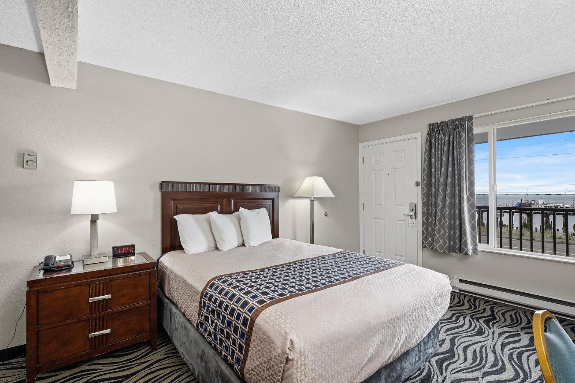 Deluxe Queen Suite photo 3