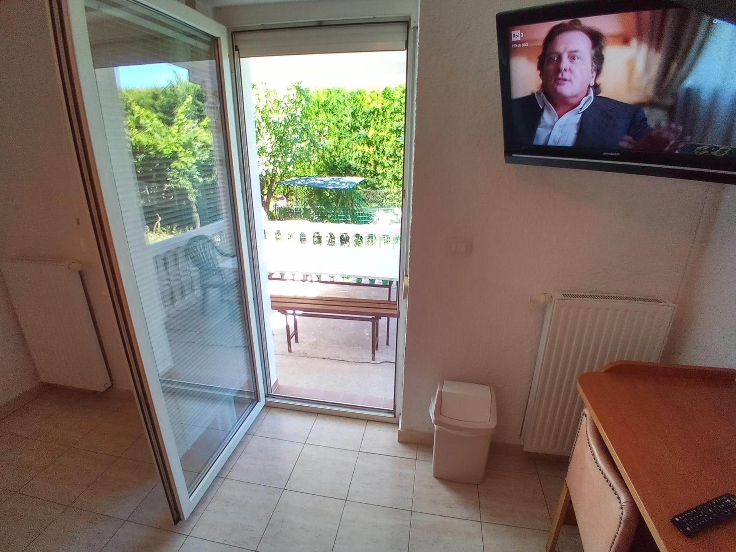 Double Room with Shared Bathroom photo 3