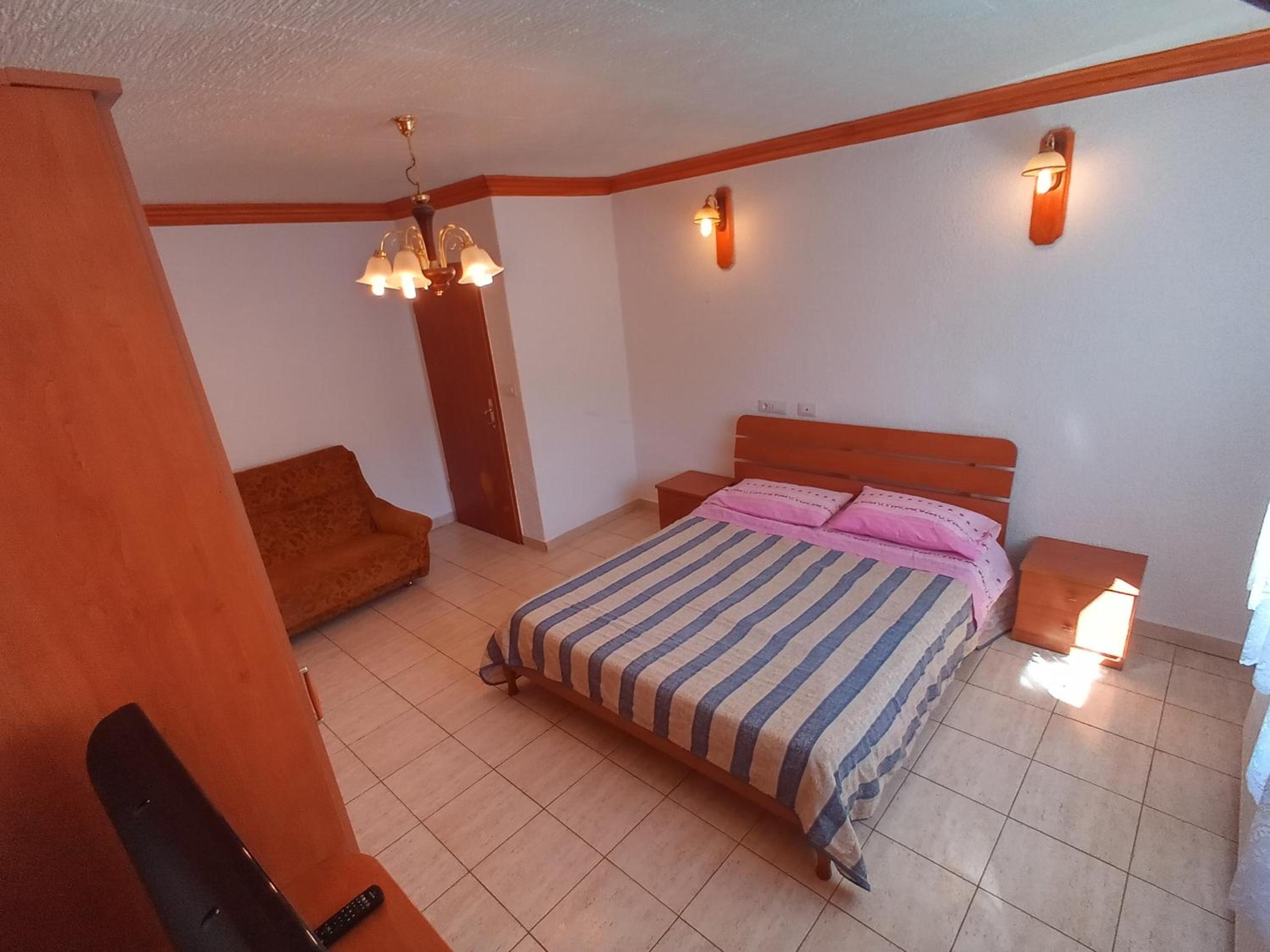 Double Room with Shared Bathroom photo 2