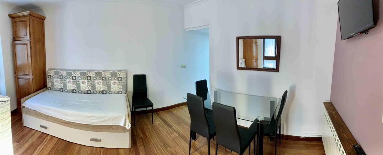 One-Bedroom Apartment photo 3