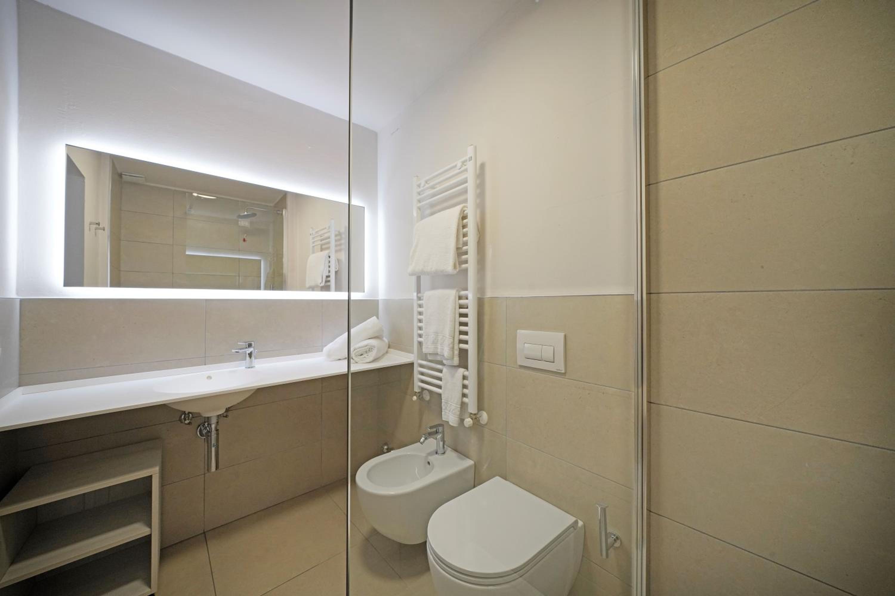 Room with Lake View and Terrace - Photo 3
