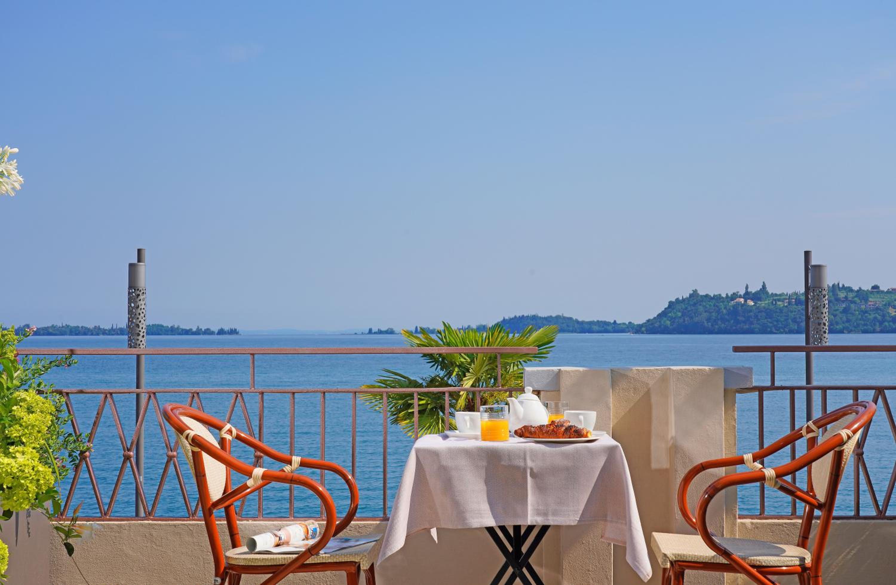 Room with Lake View and Terrace - Photo 9