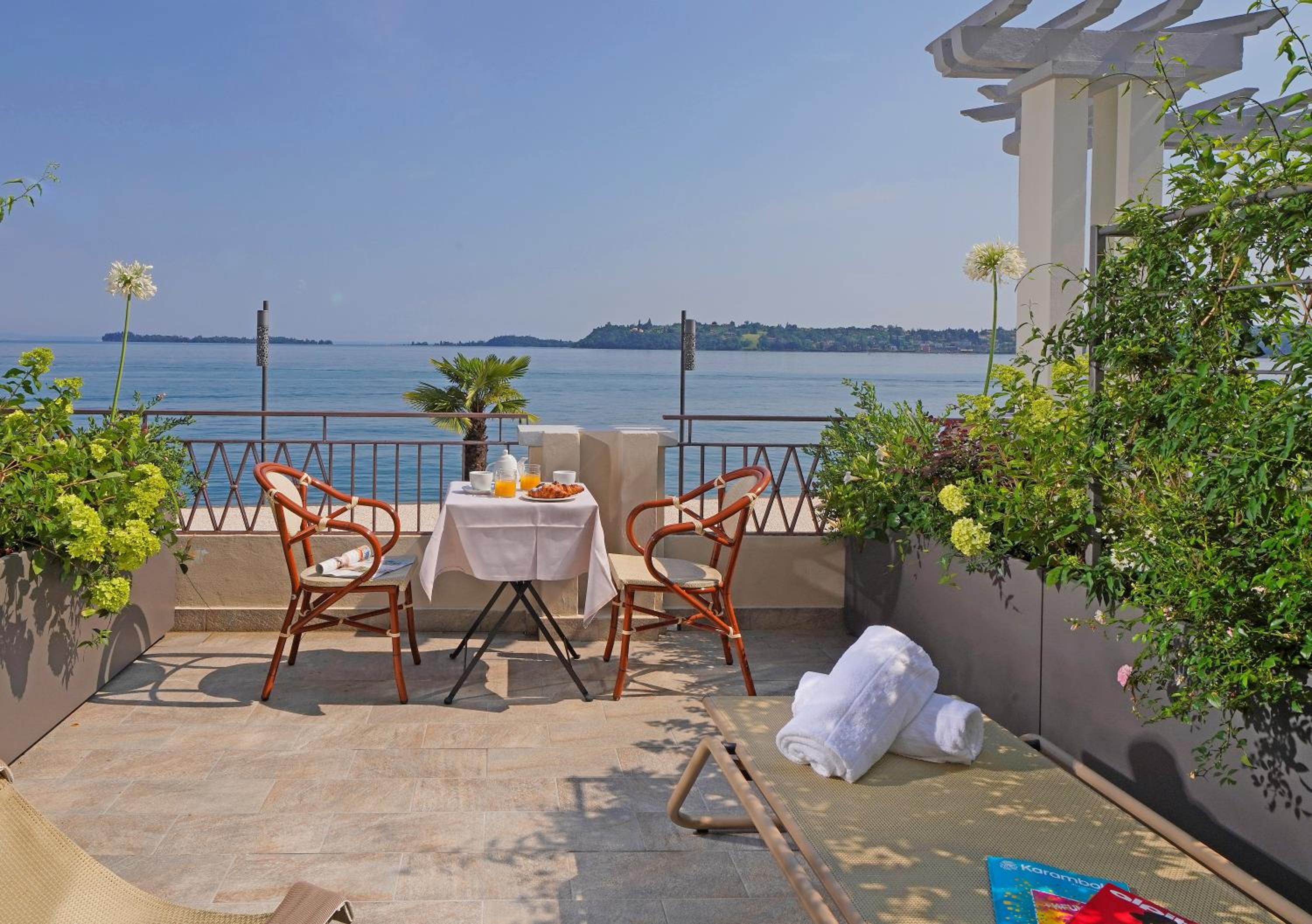 Room with Lake View and Terrace - Photo 10