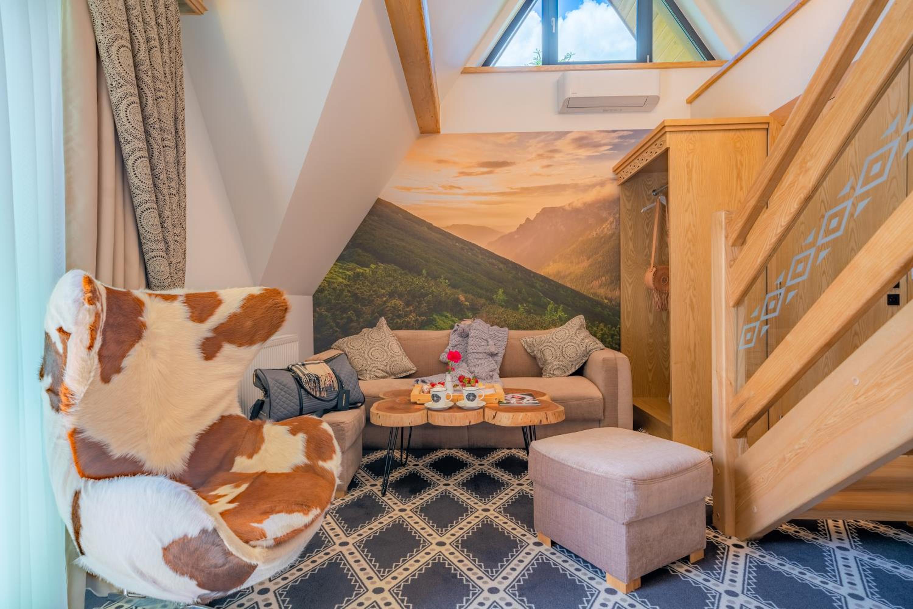 Apartment - Split Level with Mountain View