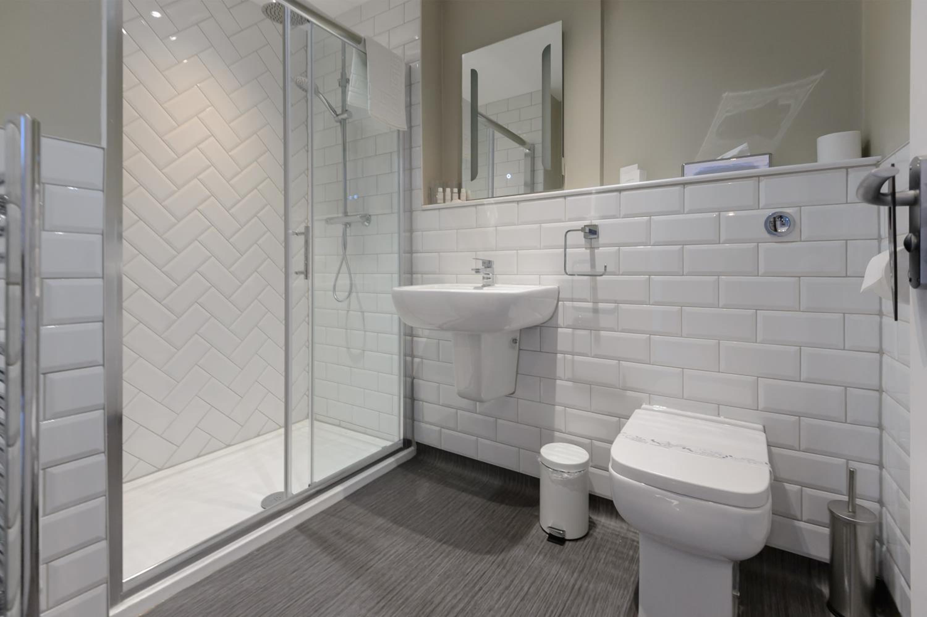 Double or Twin Room with Private Bathroom - Photo 16