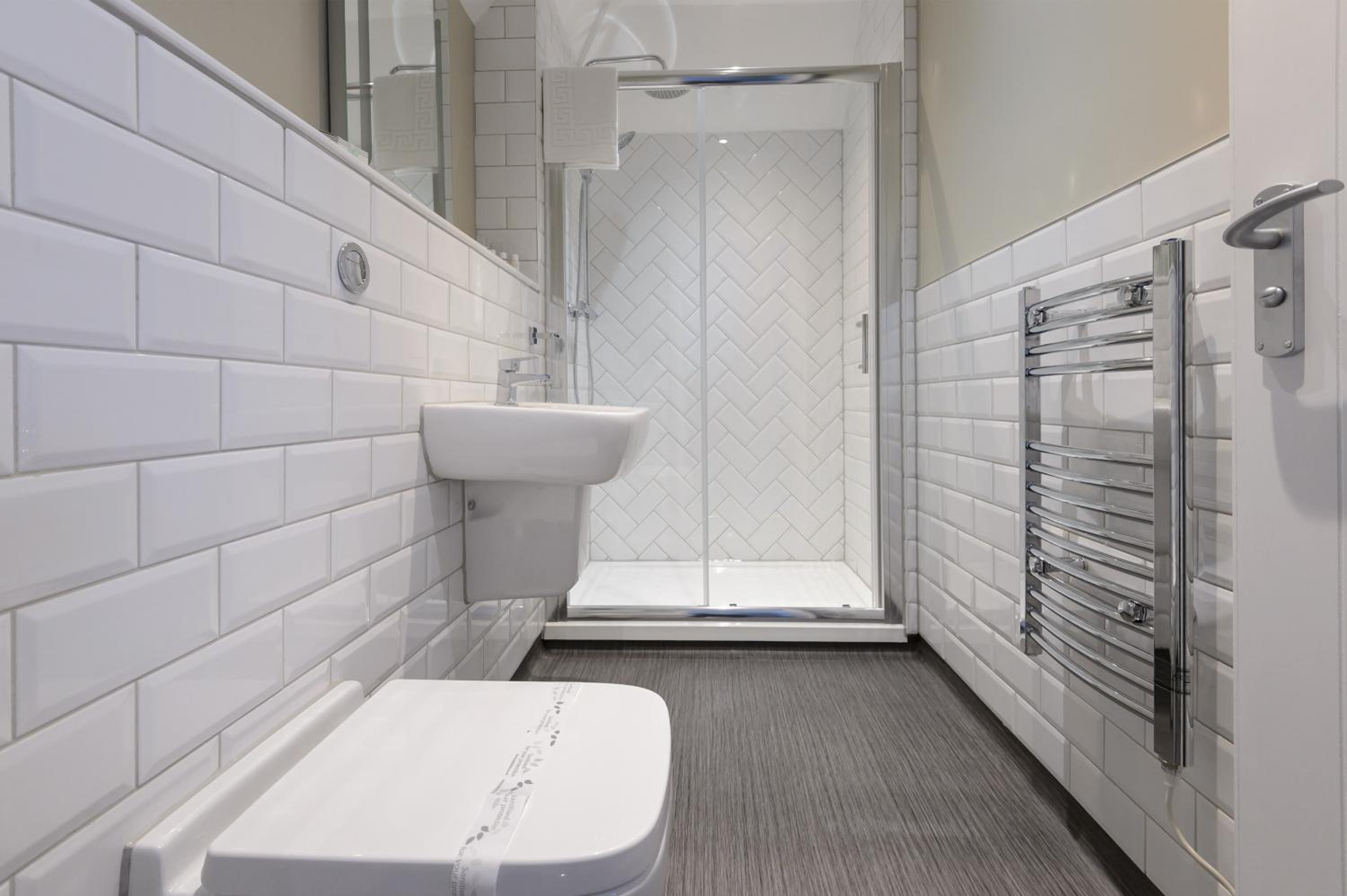Double or Twin Room with Private Bathroom - Photo 6